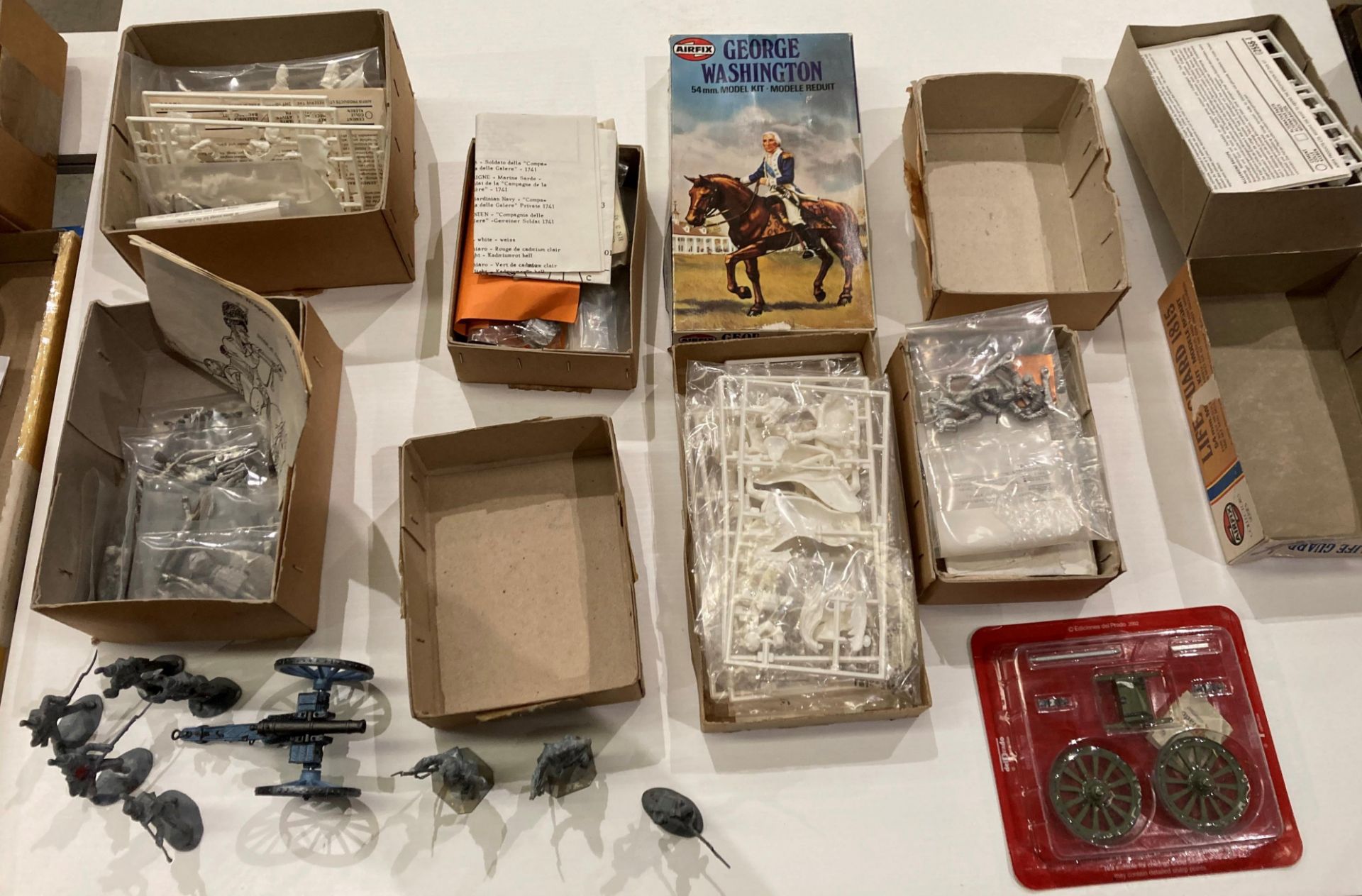 Contents to two boxes - scale model soldiers in metal and plastic to build-up,
