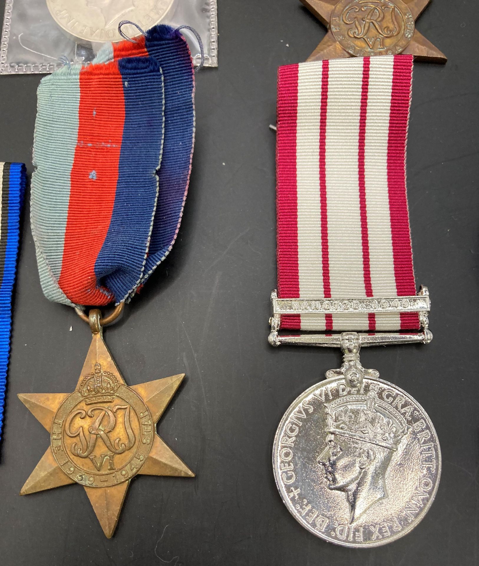 Six Second World War Medals - the 1939-1945 Star with ribbon, the Africa Star, two 1939-1945, - Bild 4 aus 8