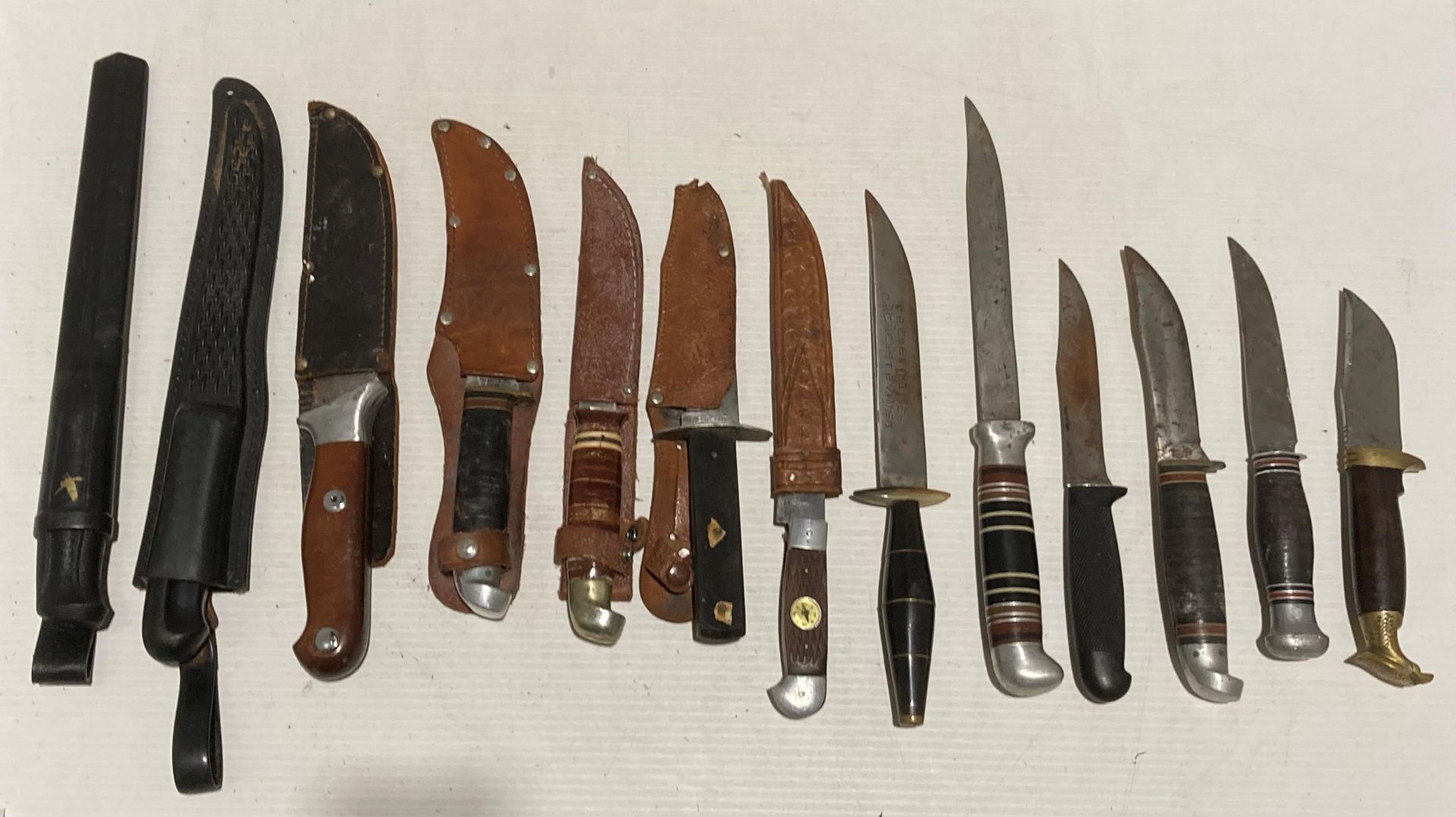 Contents to tray - thirteen assorted hunting/fishing knives, - Image 2 of 5