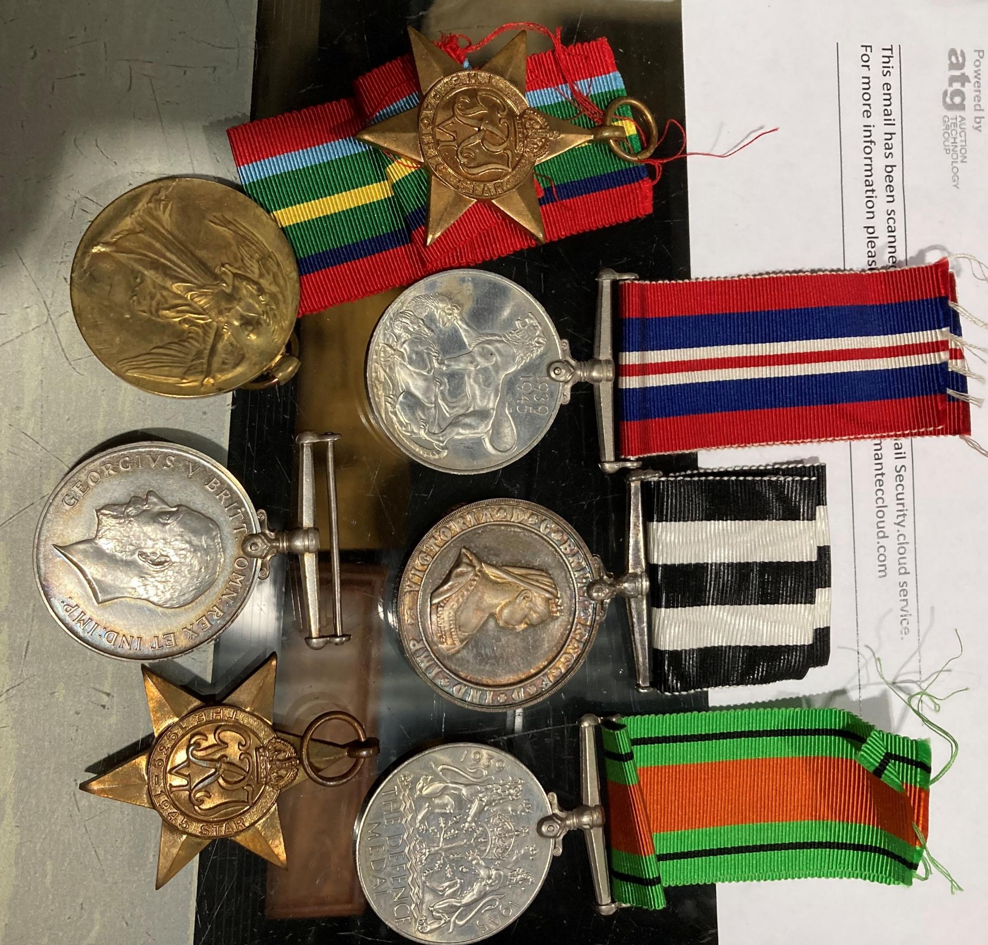 Contents to tray - two First World War medals - British World War Medal 1914-1918 and Victory Medal - Bild 8 aus 13