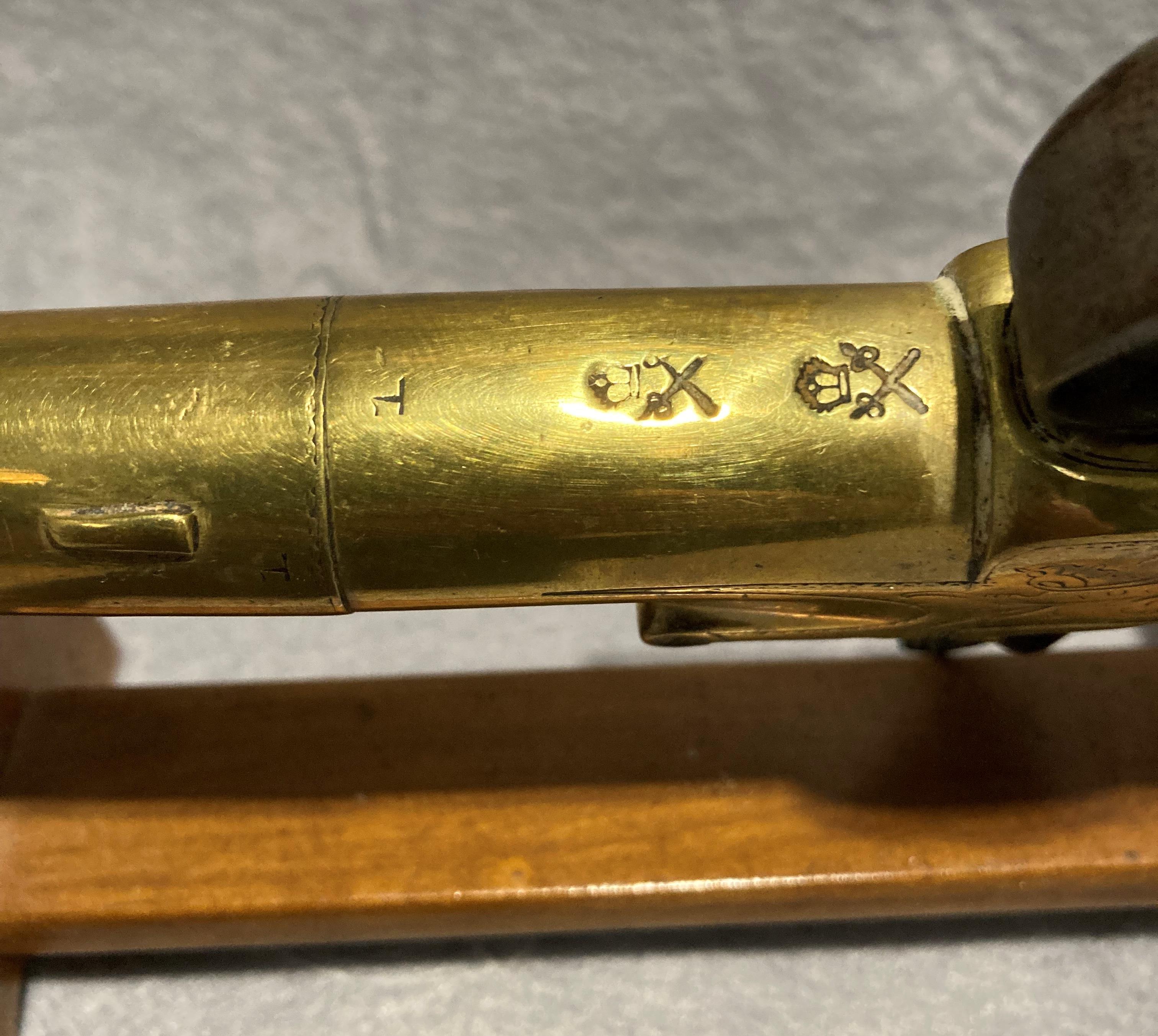Antique Queen Anne style brass cannon barrel flint lock box lock pistol with double stamp to barrel - Image 11 of 15