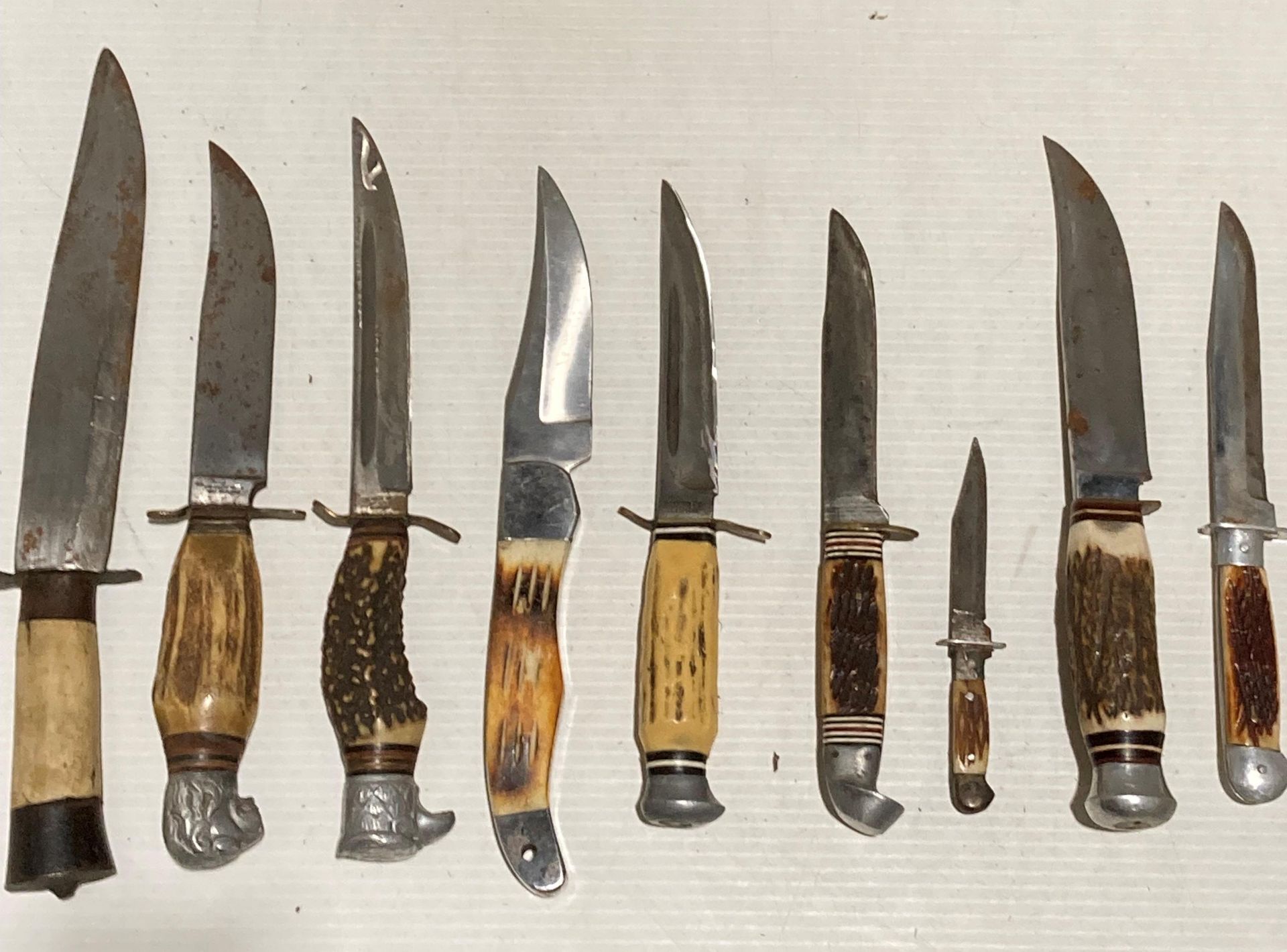 Eight assorted horn/resin handled hunting knives, - Image 3 of 3