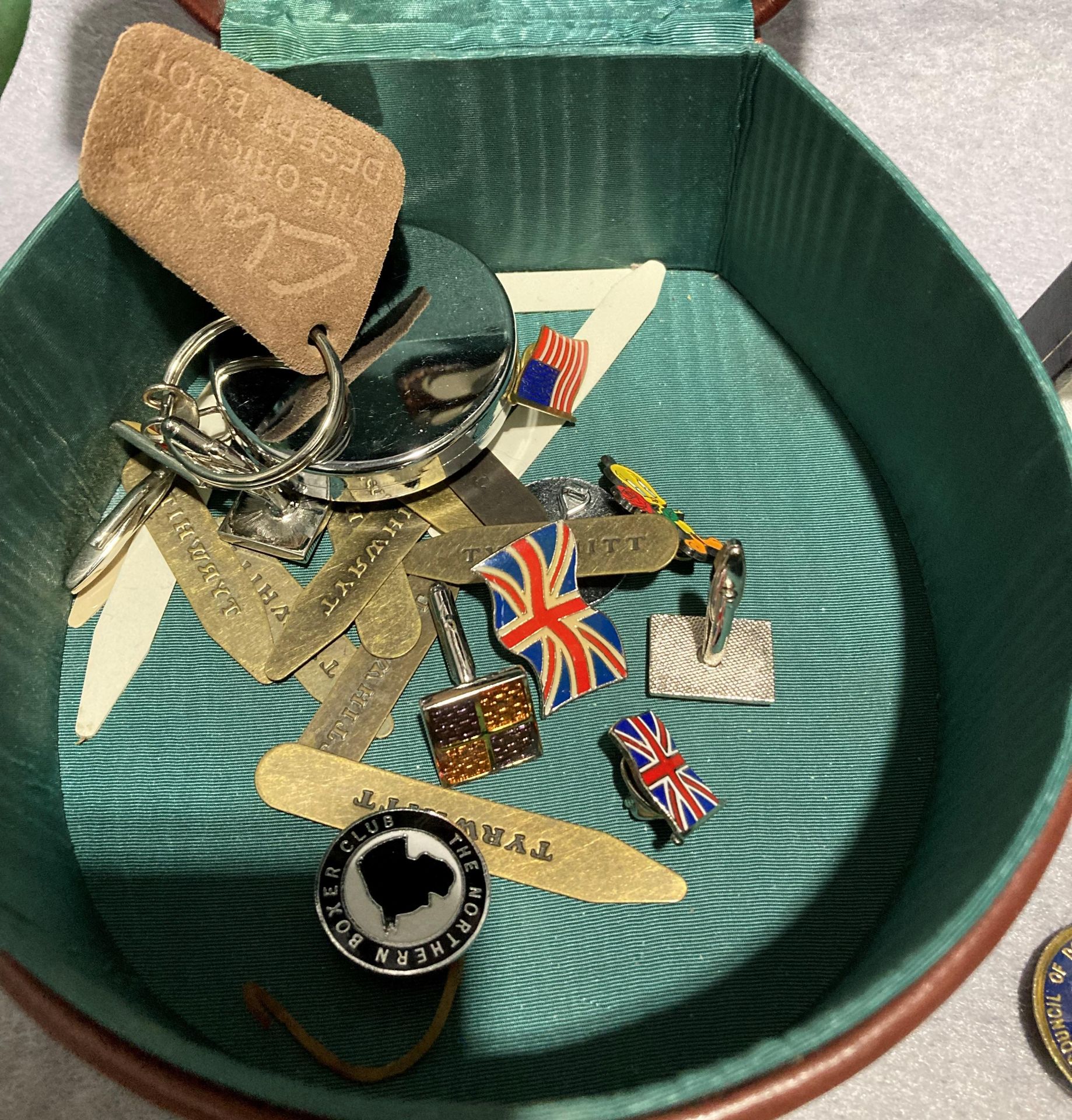 Contents to leather jewellery box including silver hallmarked fob, silver (. - Image 5 of 5