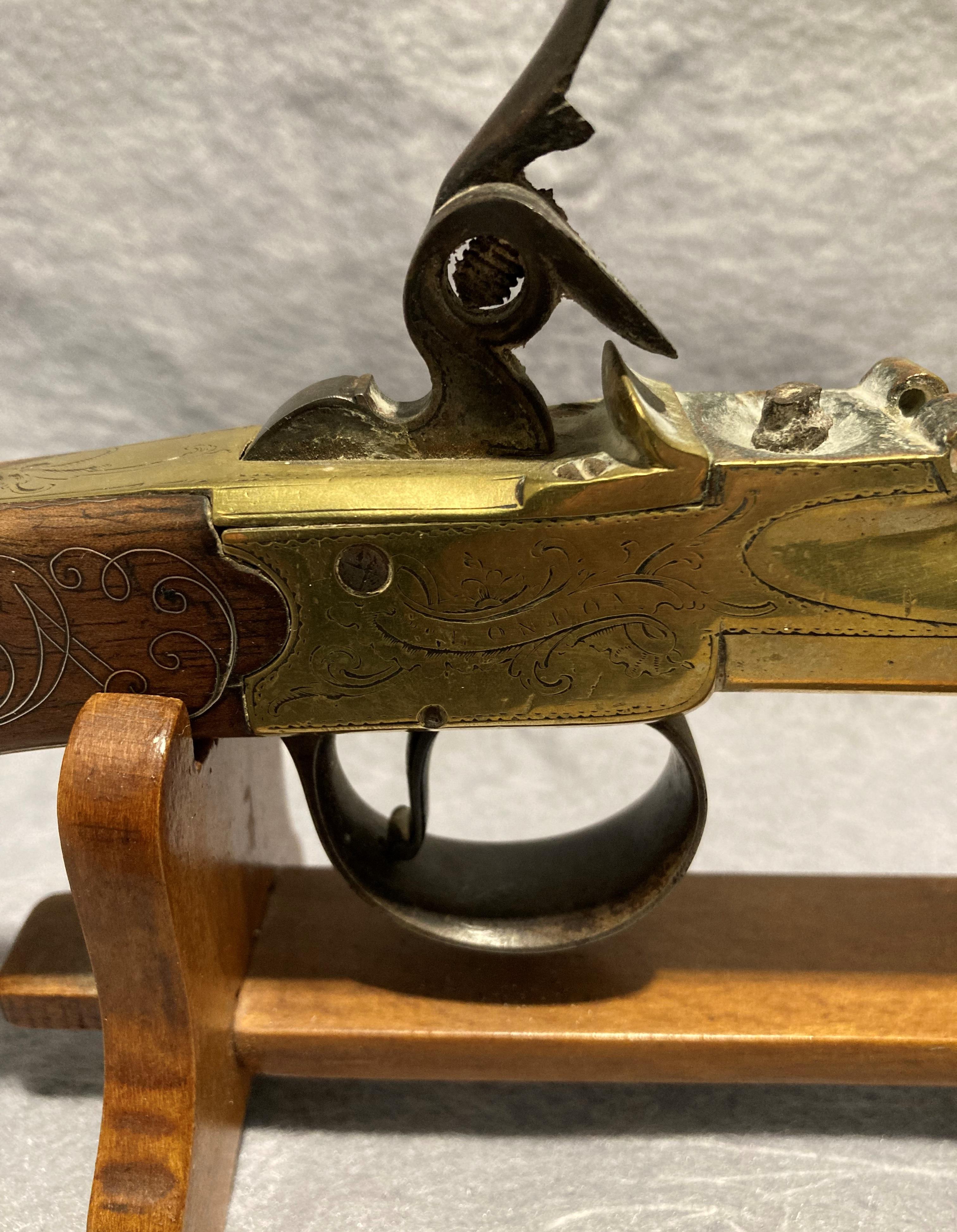 Antique Queen Anne style brass cannon barrel flint lock box lock pistol with double stamp to barrel - Image 8 of 15
