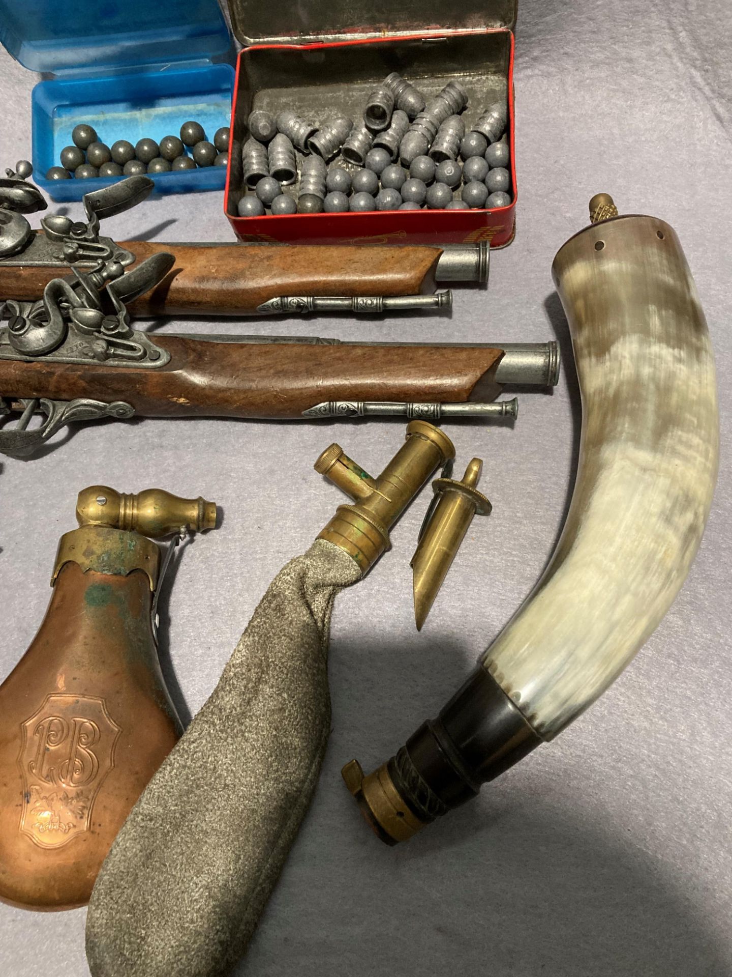 Contents to tray - two 1830 replica flintlock pistols, four assorted powder flasks including horn, - Image 3 of 3