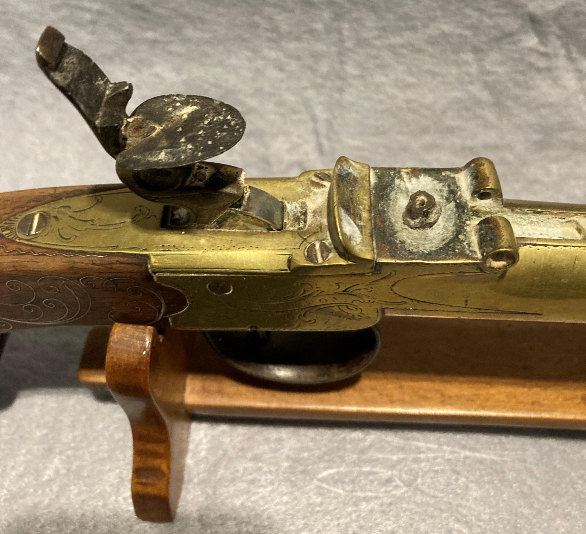 Antique Queen Anne style brass cannon barrel flint lock box lock pistol with double stamp to barrel - Image 9 of 15
