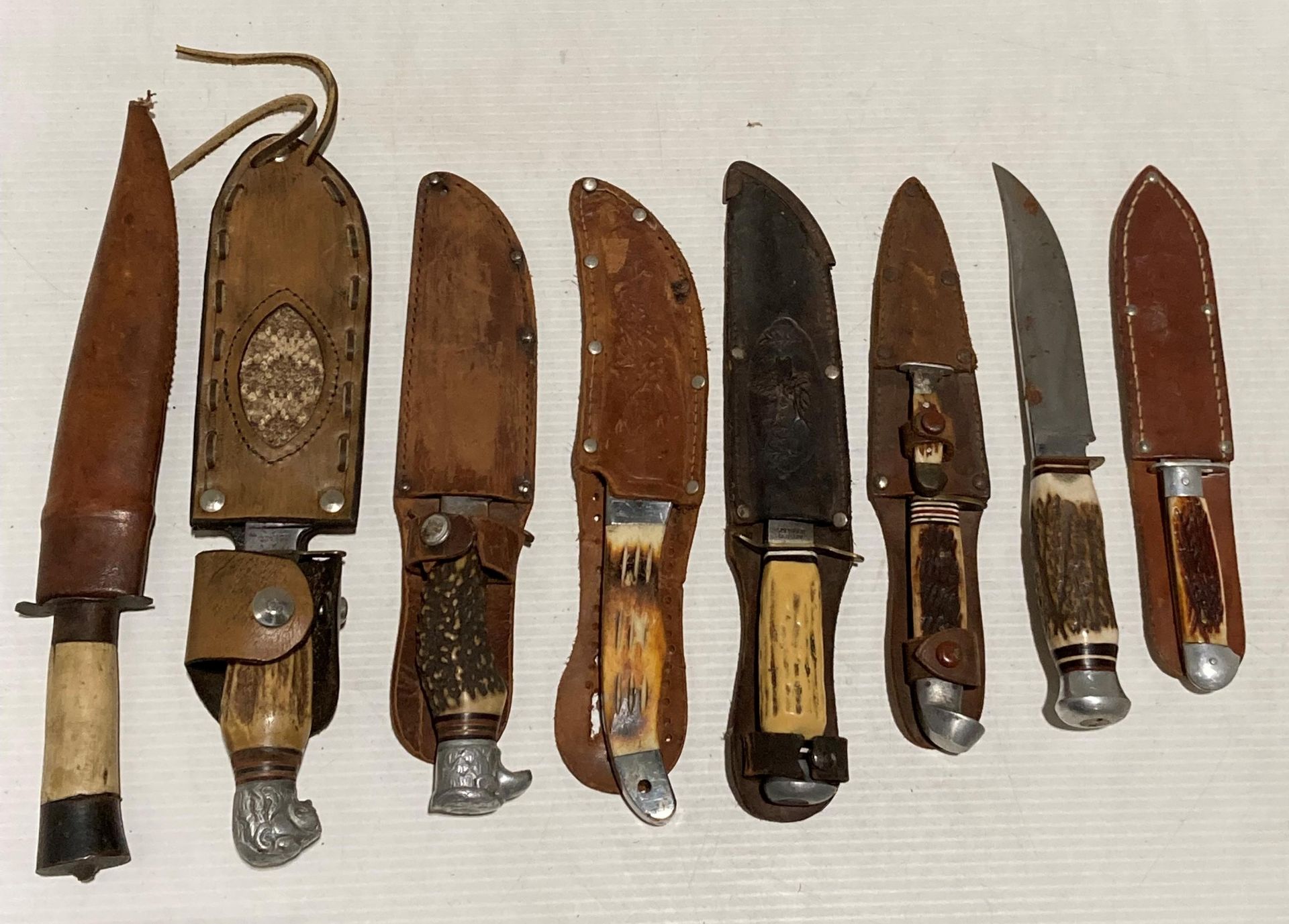 Eight assorted horn/resin handled hunting knives,