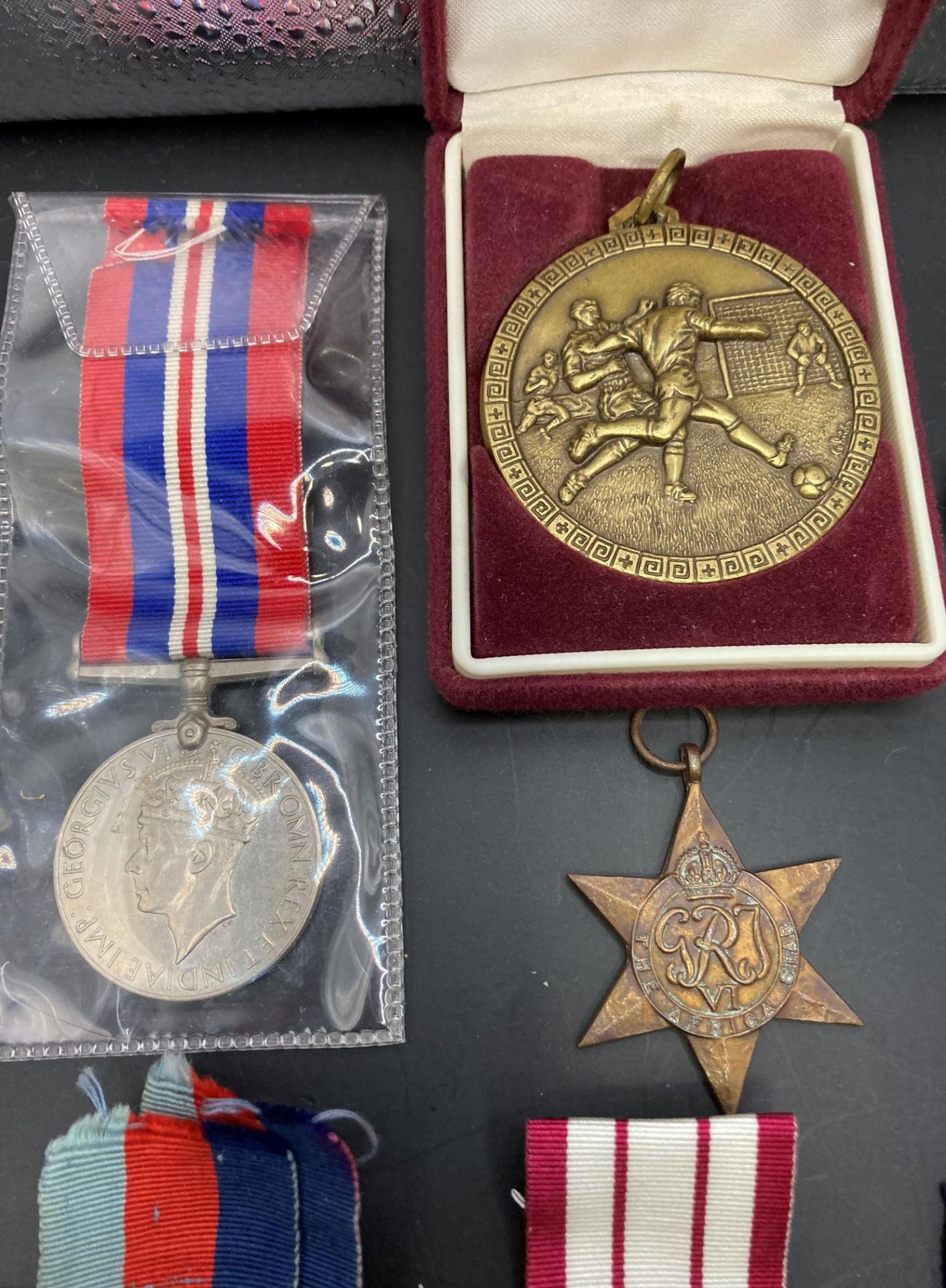 Six Second World War Medals - the 1939-1945 Star with ribbon, the Africa Star, two 1939-1945, - Bild 2 aus 8