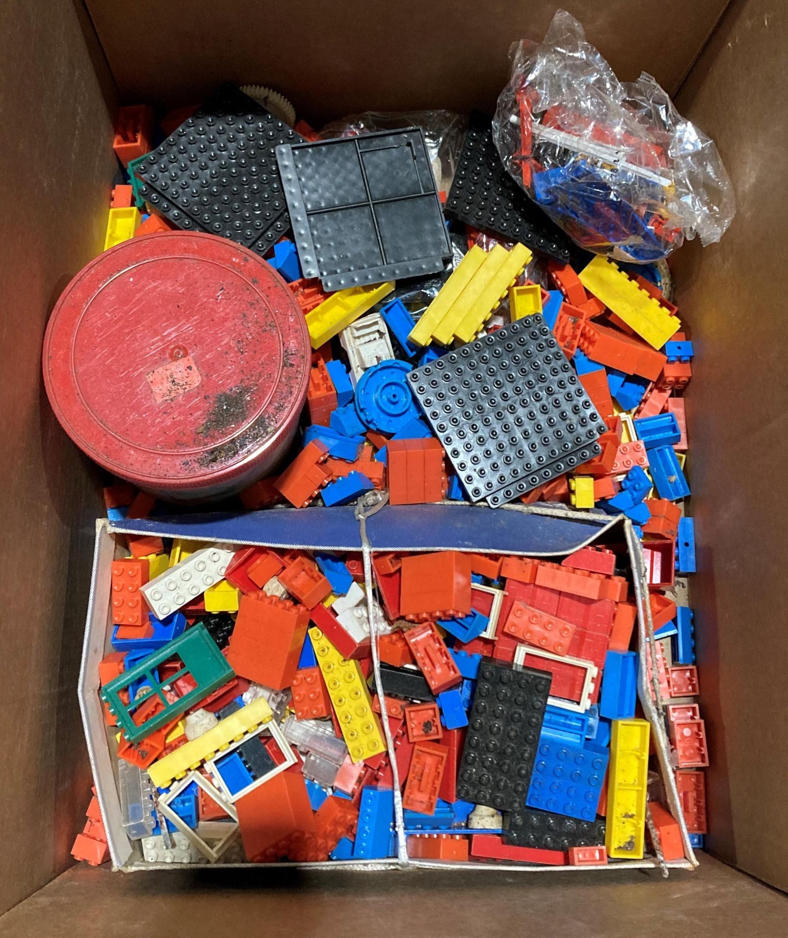 Contents to box - assorted Lego and other building blocks, etc.