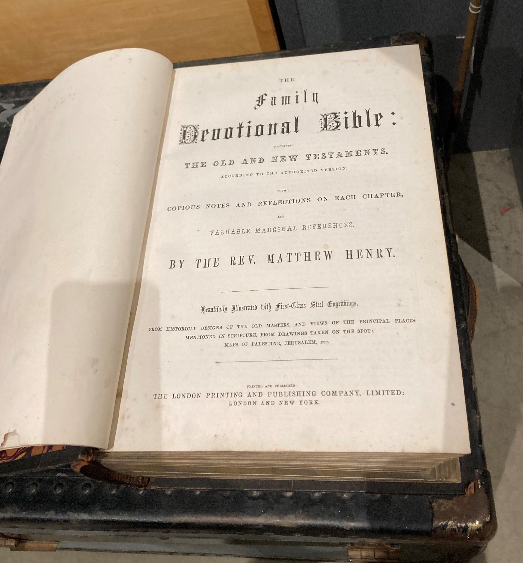 The Rev Matthew Henry 'The Family Devotional Bible', - Bild 2 aus 2