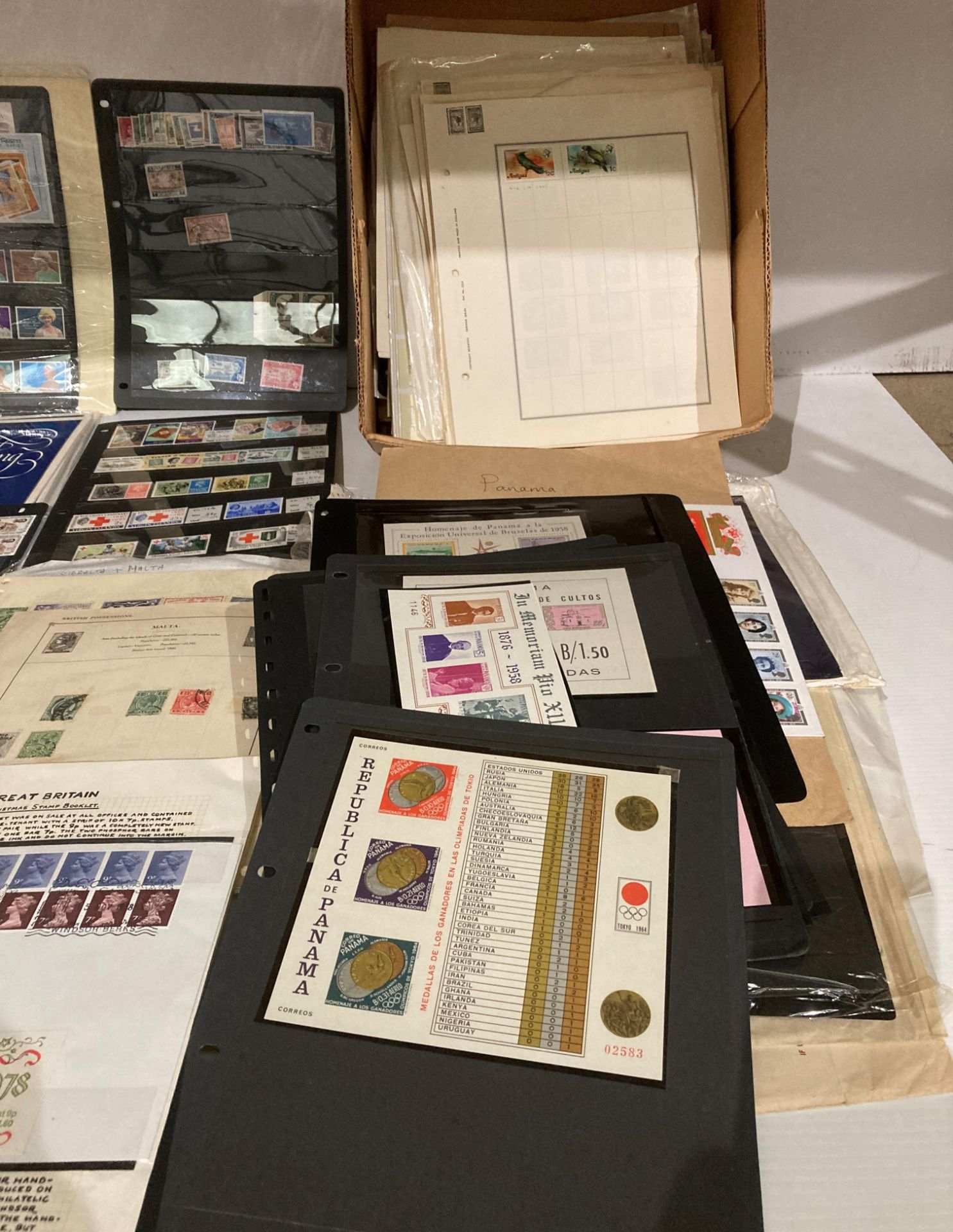 Contents to box - large quantity of mounted stamp sheets and commemorative stamps (Saleroom - Image 4 of 4