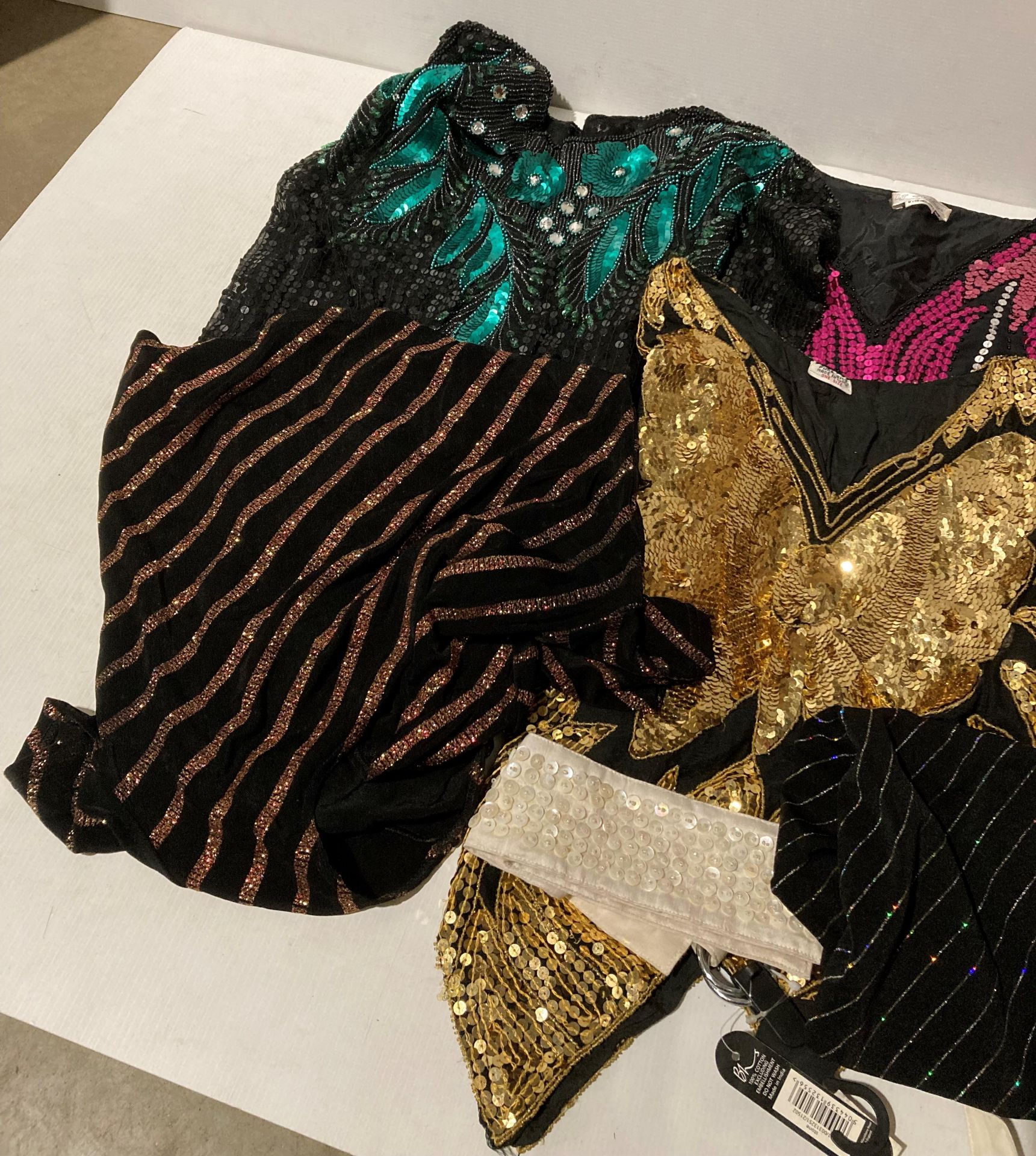 An assortment of vintage clothing - sequin waistcoat and tops in a variety of colours, - Bild 2 aus 3