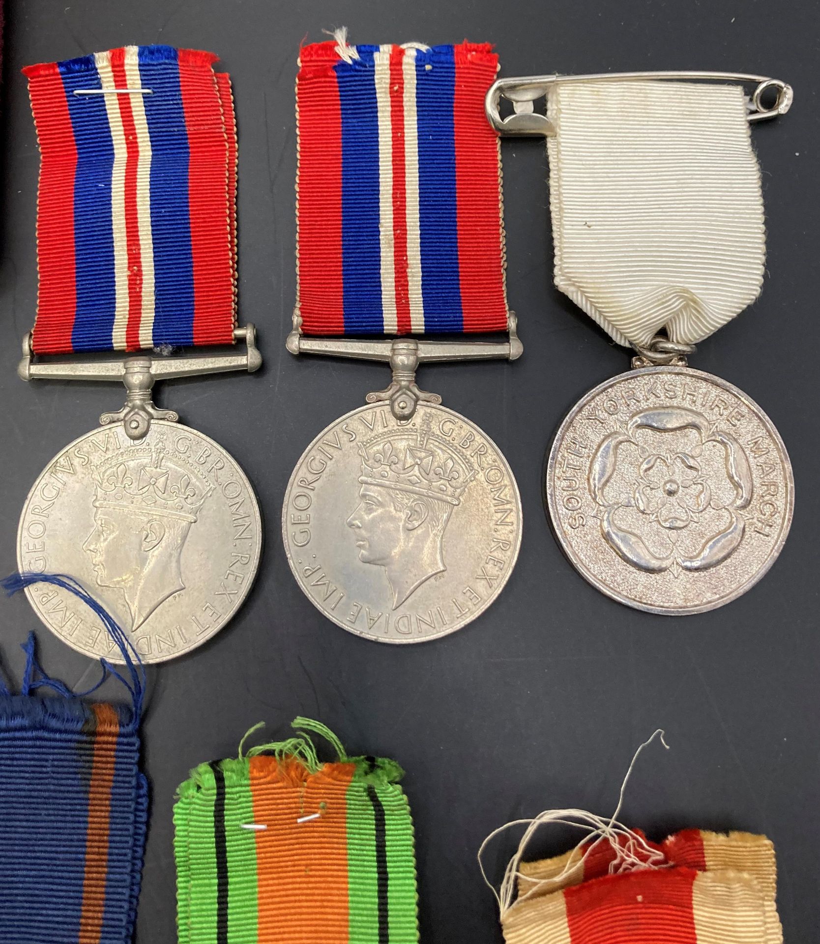 Six Second World War Medals - the 1939-1945 Star with ribbon, the Africa Star, two 1939-1945, - Bild 3 aus 8