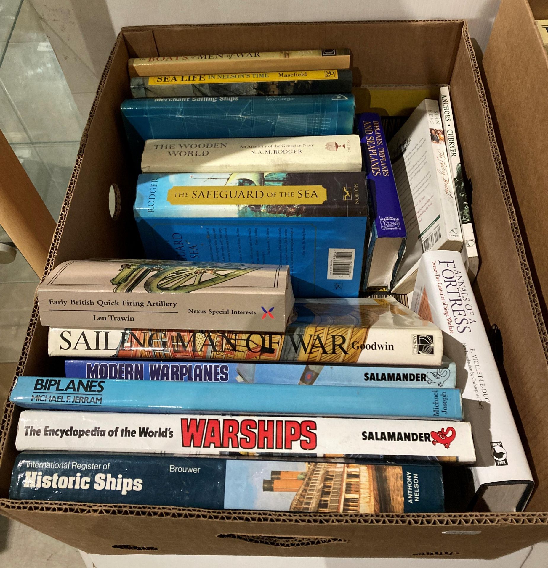 Contents to two boxes - approximately 24 assorted books on warships, samurai, U-boats, elite forces, - Bild 2 aus 7