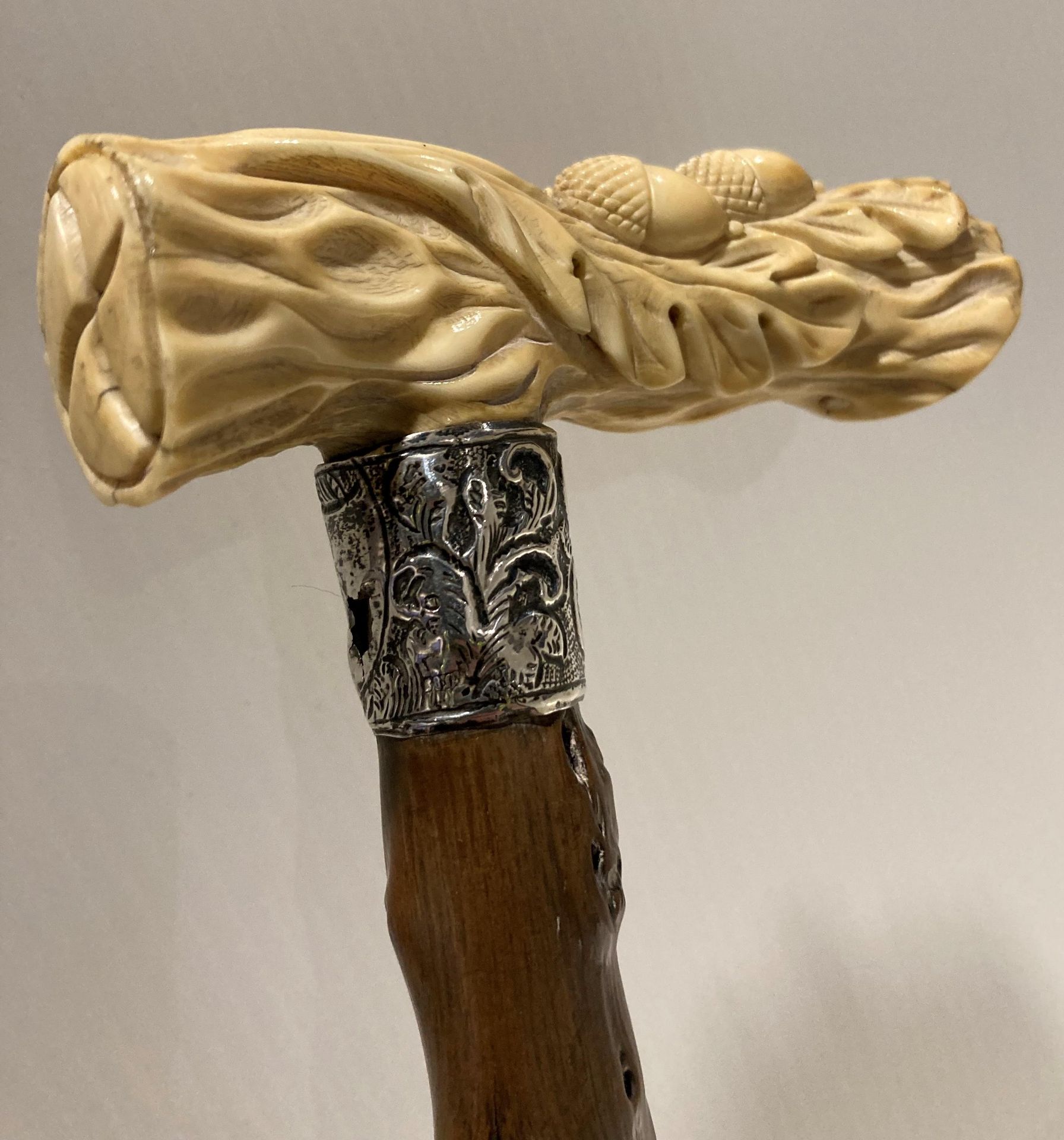 Brown wooden hand made walking stick with silver collar and a resin hand-carved acorn and leaf - Image 3 of 4