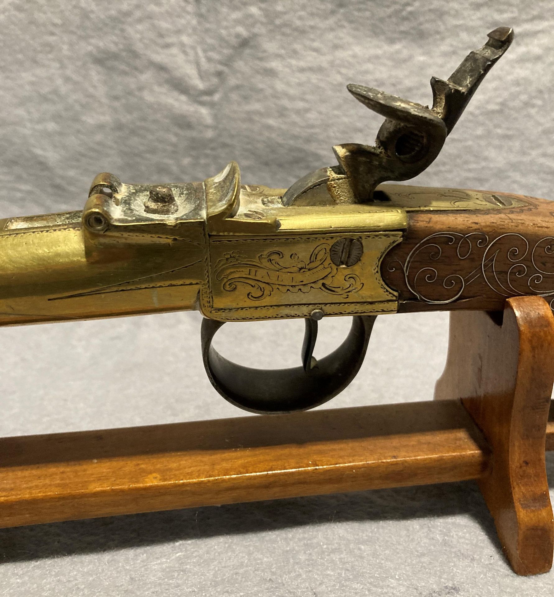 Antique Queen Anne style brass cannon barrel flint lock box lock pistol with double stamp to barrel - Image 13 of 15