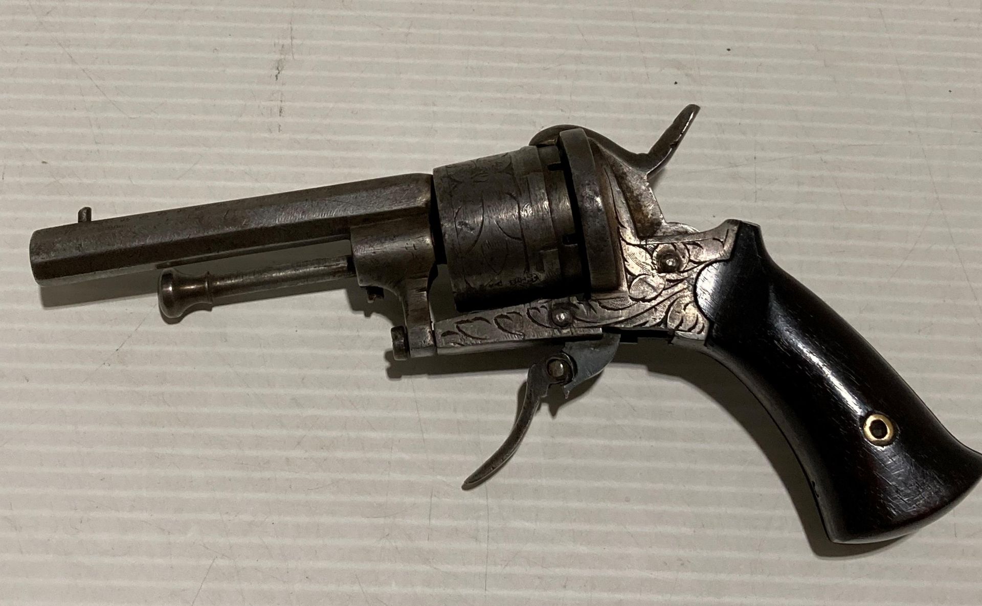 An antique six shot 7mm calibre circa 19th Century revolver with foldable/retractable trigger - Image 4 of 9