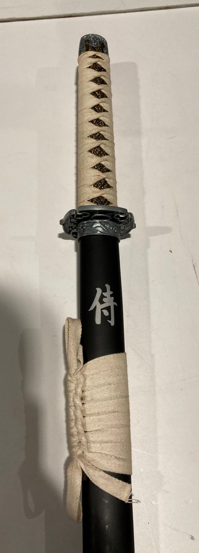 Oriental style replica sword with a black wooden and plastic scabbard, 94cm long, - Image 2 of 3