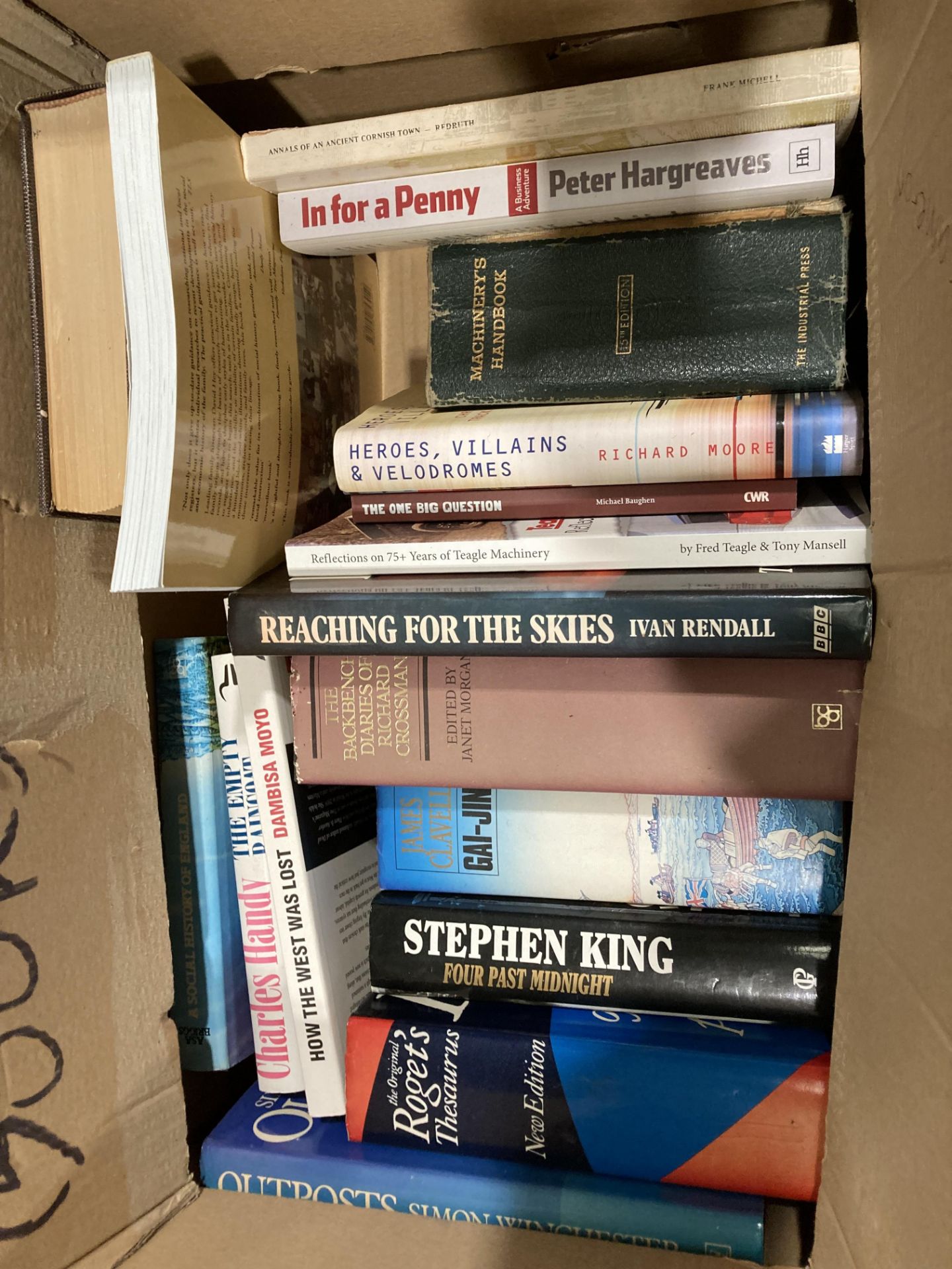 Contents to four boxes - assorted books including Walton and Glover 'The Ultimate Encyclopaedia of - Bild 2 aus 5