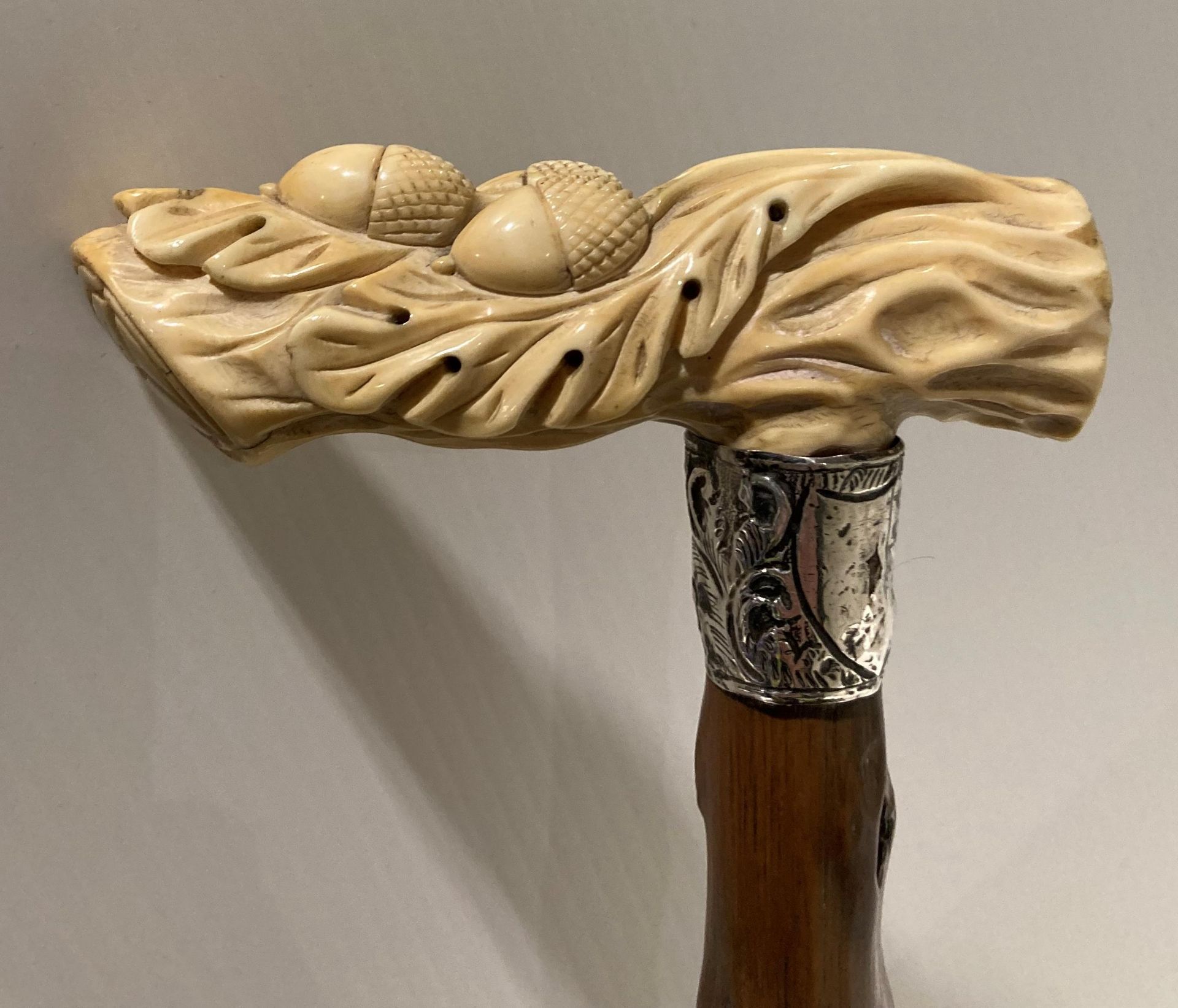 Brown wooden hand made walking stick with silver collar and a resin hand-carved acorn and leaf - Image 2 of 4