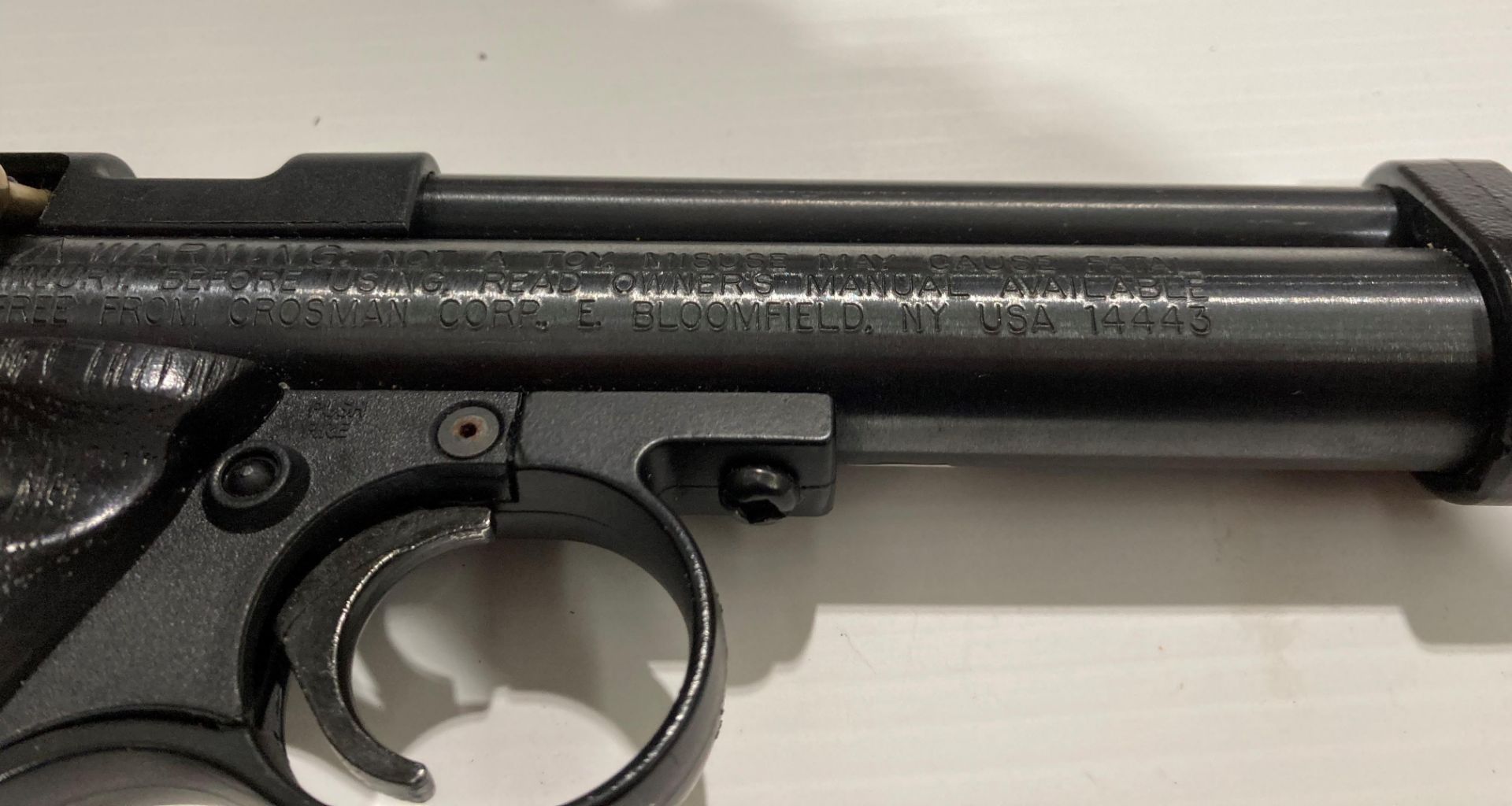 A gas powered .22 cal air pistol, ref 2240, by Crossman Corp, E. - Bild 3 aus 4