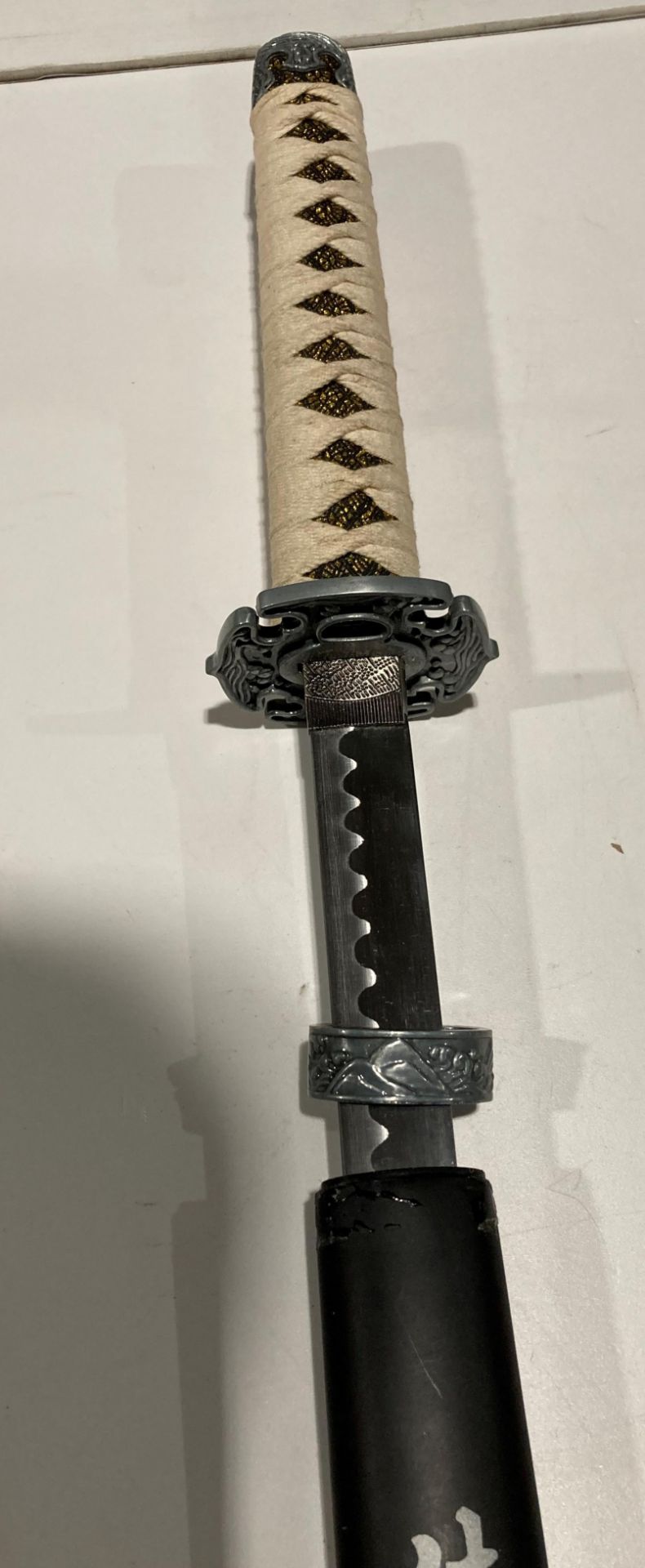 Oriental style replica sword with a black wooden and plastic scabbard, 94cm long, - Image 3 of 3