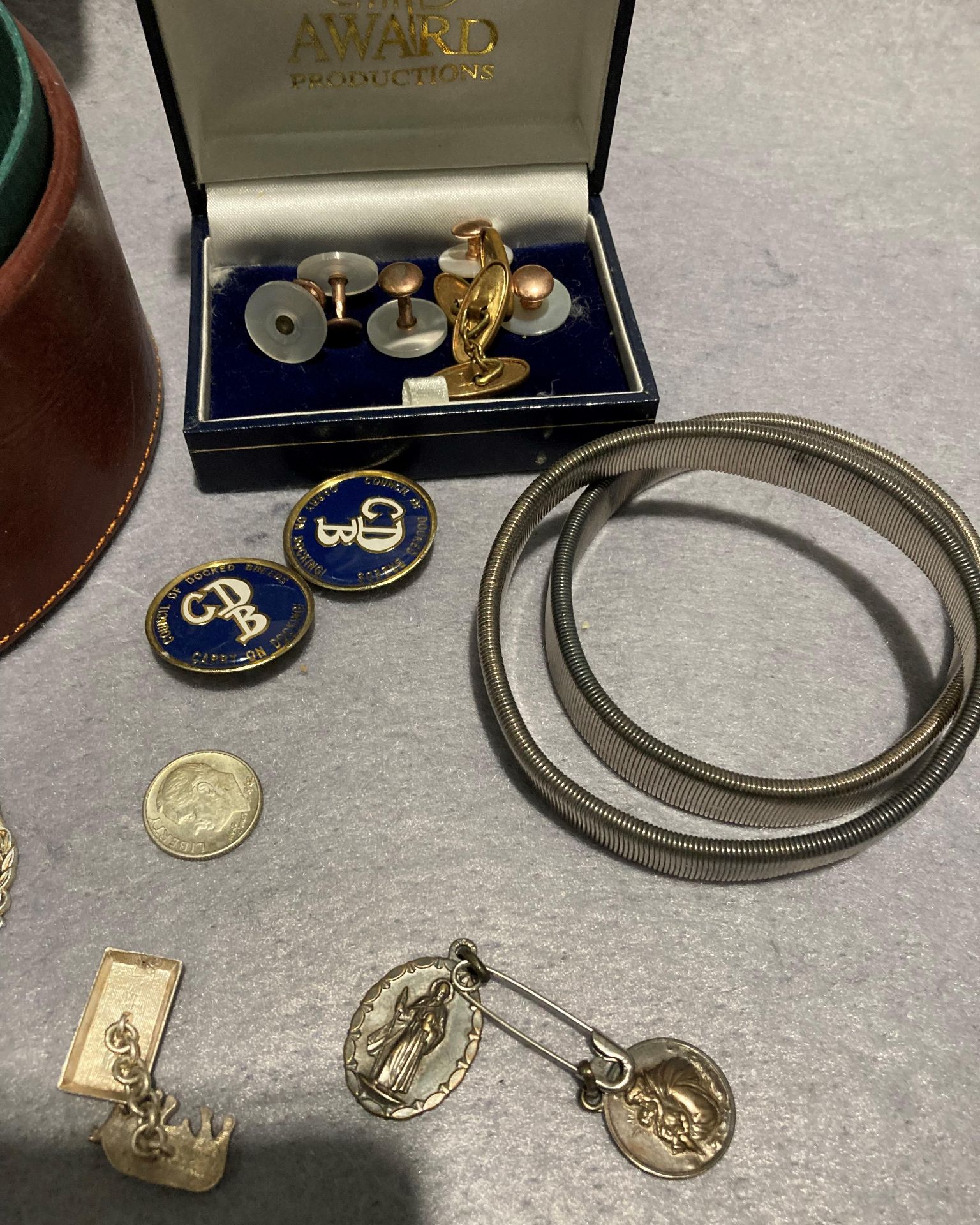 Contents to leather jewellery box including silver hallmarked fob, silver (. - Image 4 of 5
