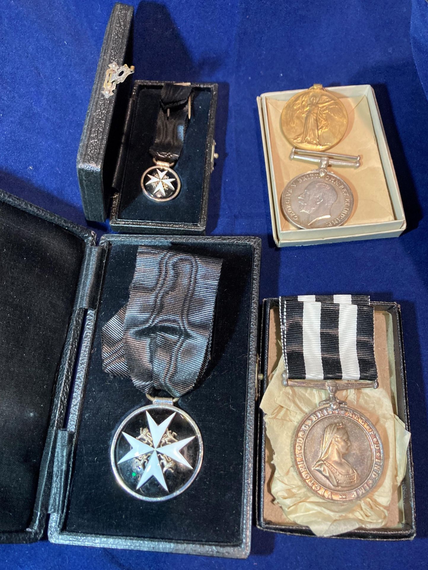 Contents to tray - two First World War medals - British World War Medal 1914-1918 and Victory Medal - Image 2 of 13