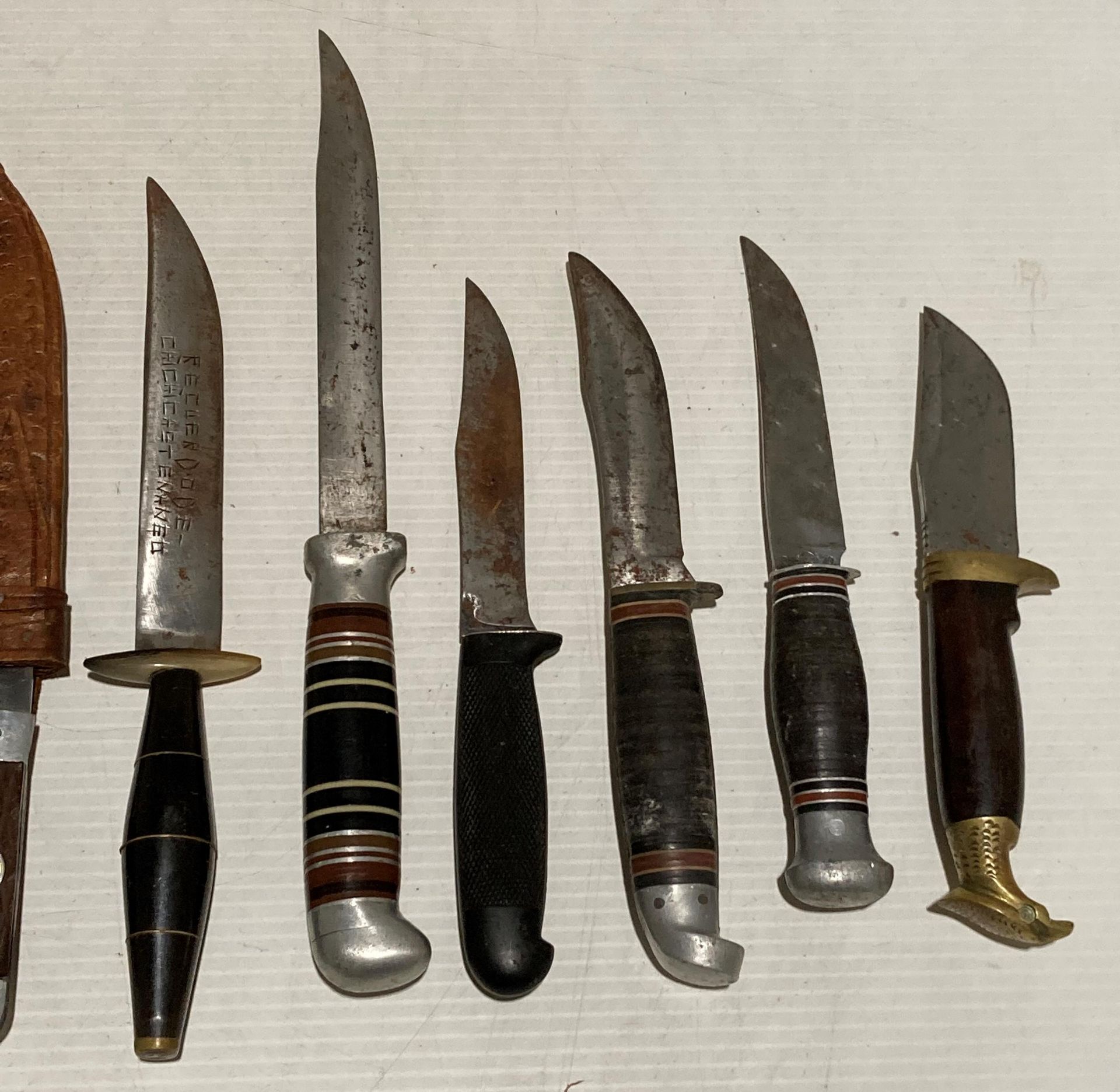 Contents to tray - thirteen assorted hunting/fishing knives, - Image 3 of 5