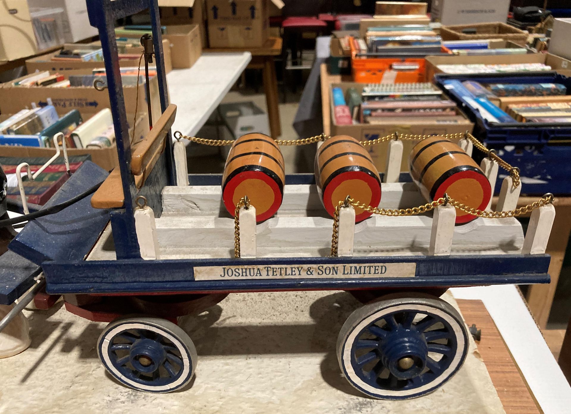 A wood scale model of a Joshua Tetley & Son Ltd dray cart being pulled by a pottery shire horse, - Bild 2 aus 3