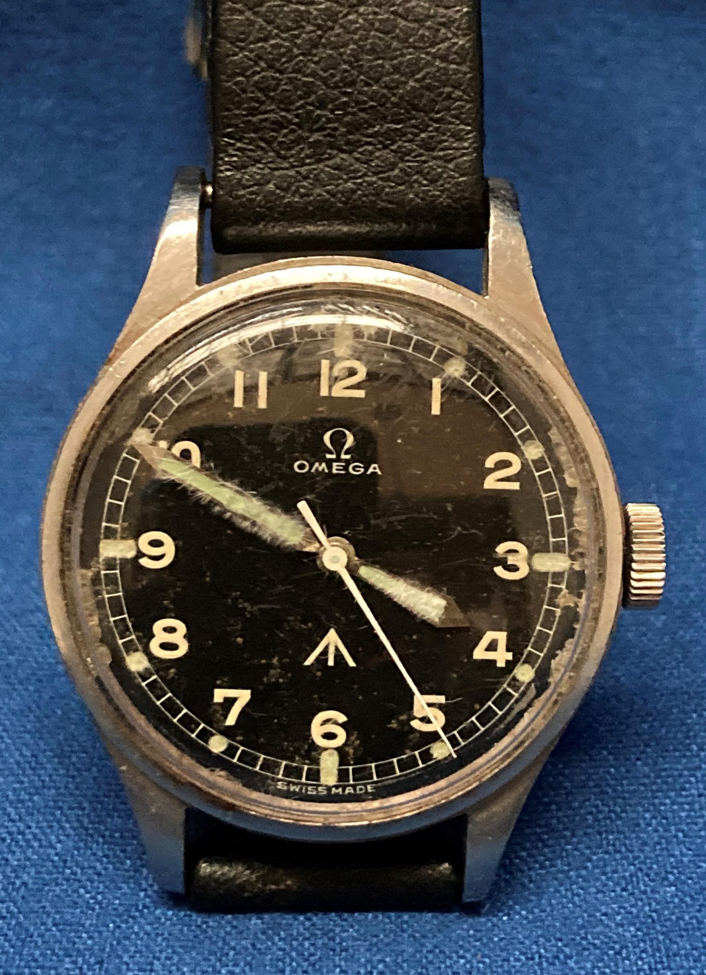 OMEGA WATCH - possibly naval, with black dial and Hirsch Nappa leather strap, - Bild 2 aus 4