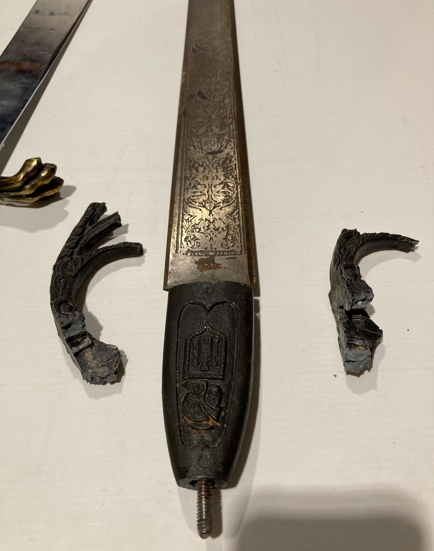 A reproduction steel sword with eagle/dragon head handle (61cm blade) and decorative sword with - Image 3 of 4
