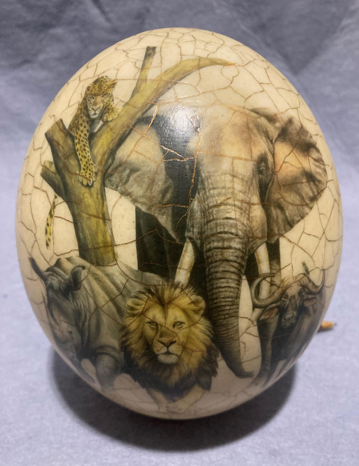 A decorated ostrich egg with World Map and Africa animal scene (approximately 16cm high) with a - Image 4 of 11