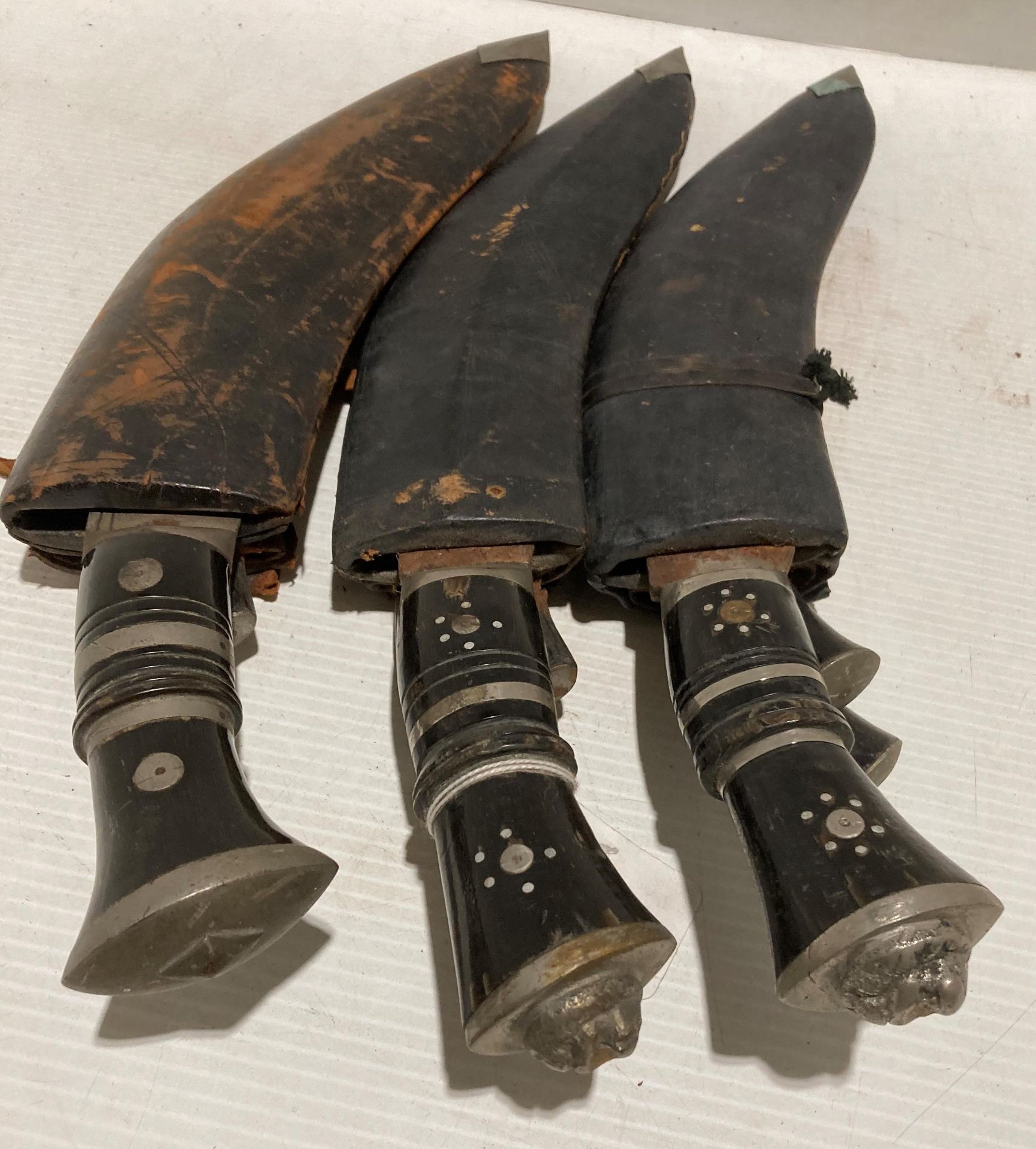 Pair of Gurkha Kukri knives with horn and metal handles, - Image 2 of 6