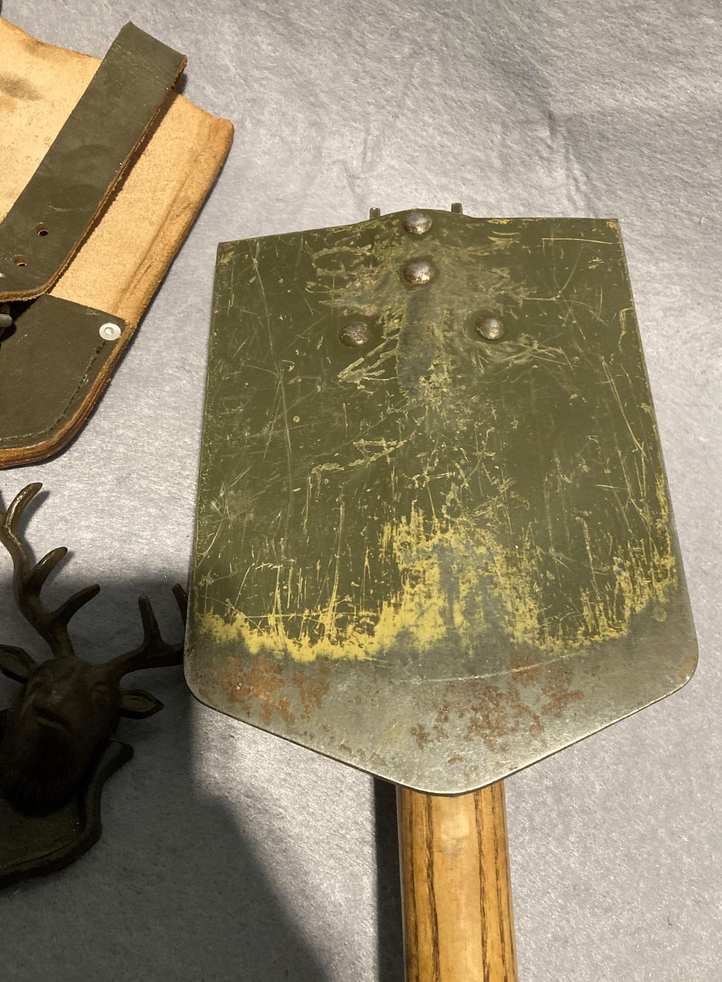 1964 German entrenching tool folding with wooden handle and leather sleeve, - Image 4 of 4