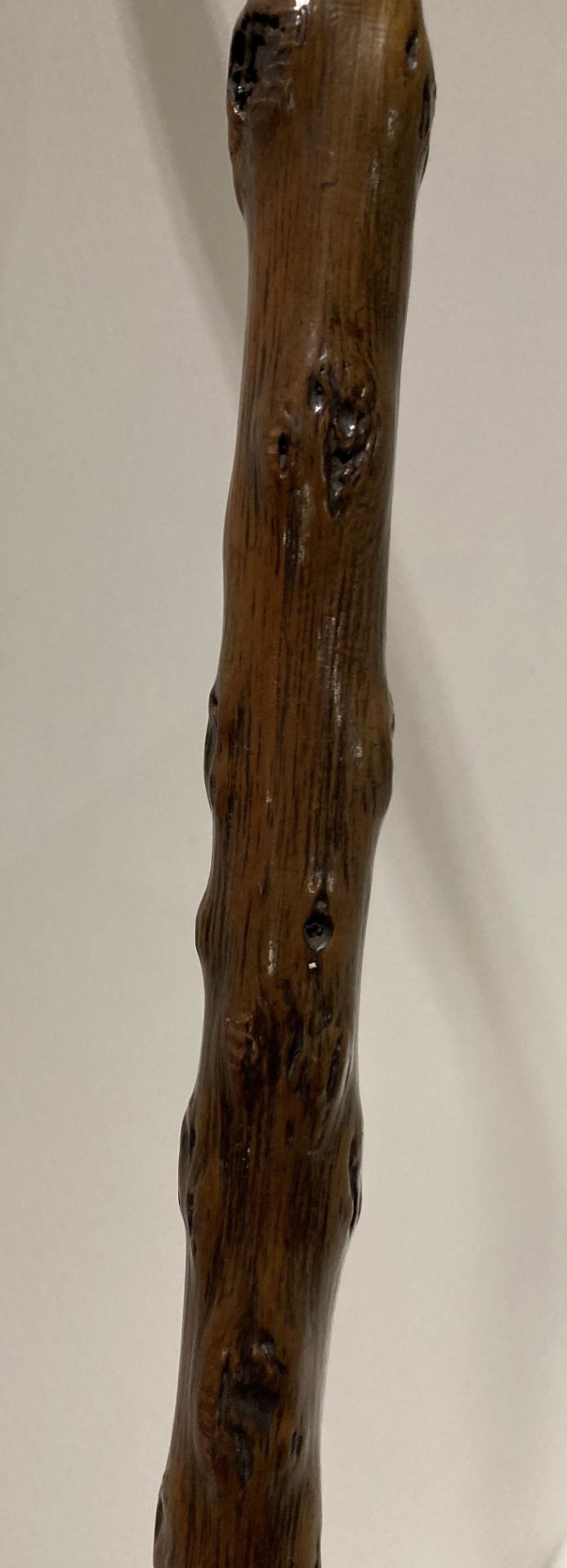 Brown wooden hand made walking stick with silver collar and a resin hand-carved acorn and leaf - Image 4 of 4