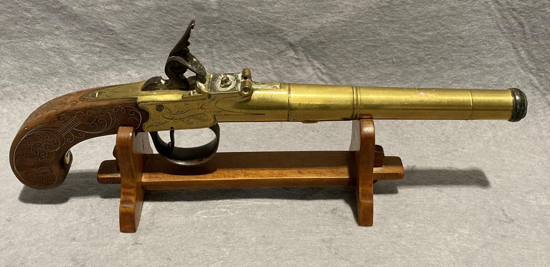 Antique Queen Anne style brass cannon barrel flint lock box lock pistol with double stamp to barrel - Image 6 of 15