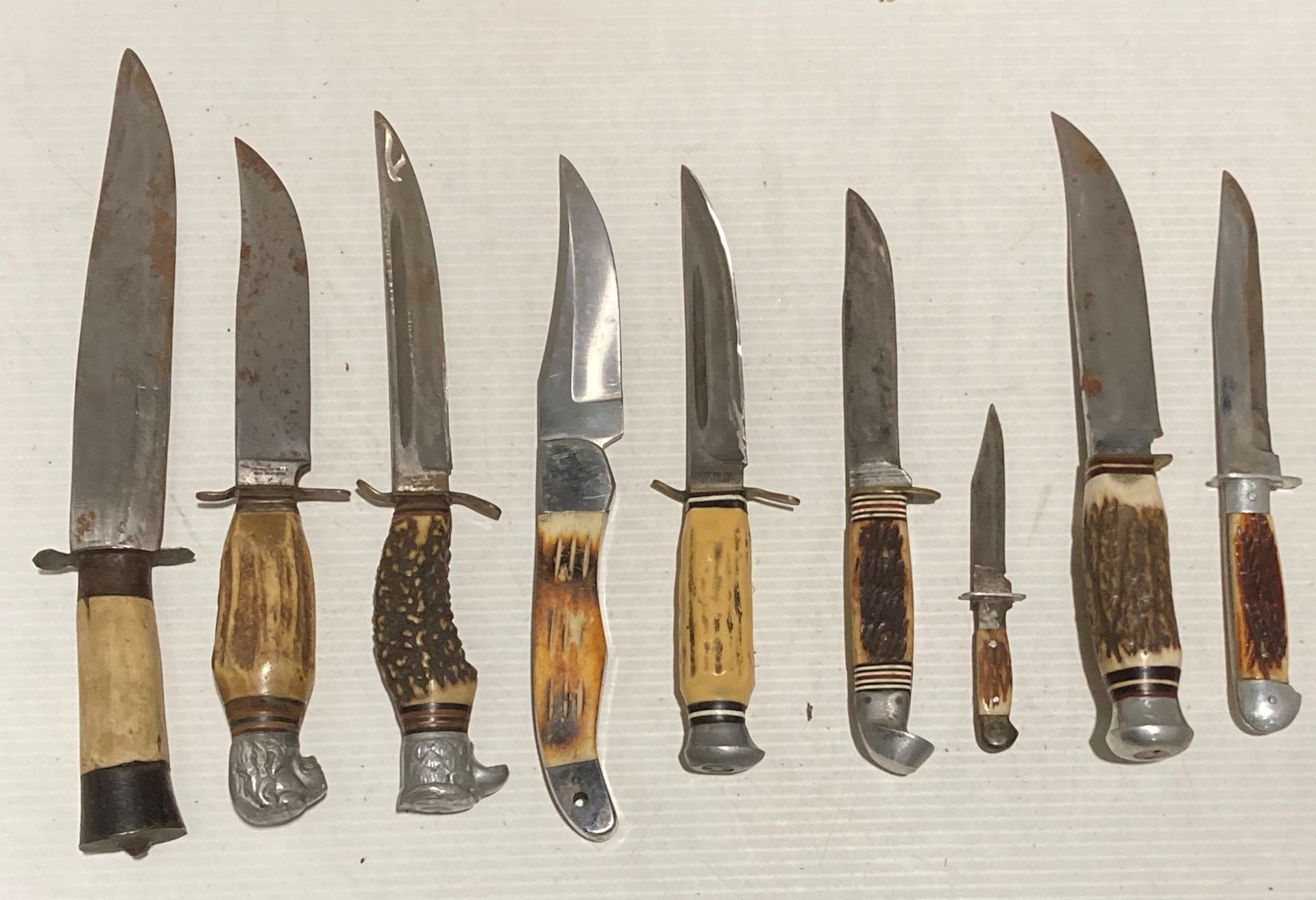 Eight assorted horn/resin handled hunting knives, - Image 2 of 3