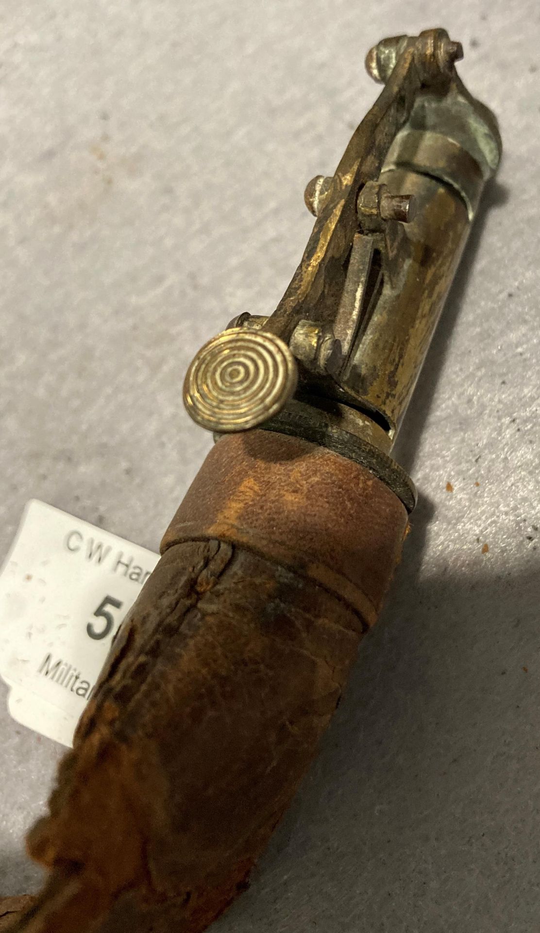 A leather and brass gun powder flask, - Bild 3 aus 3