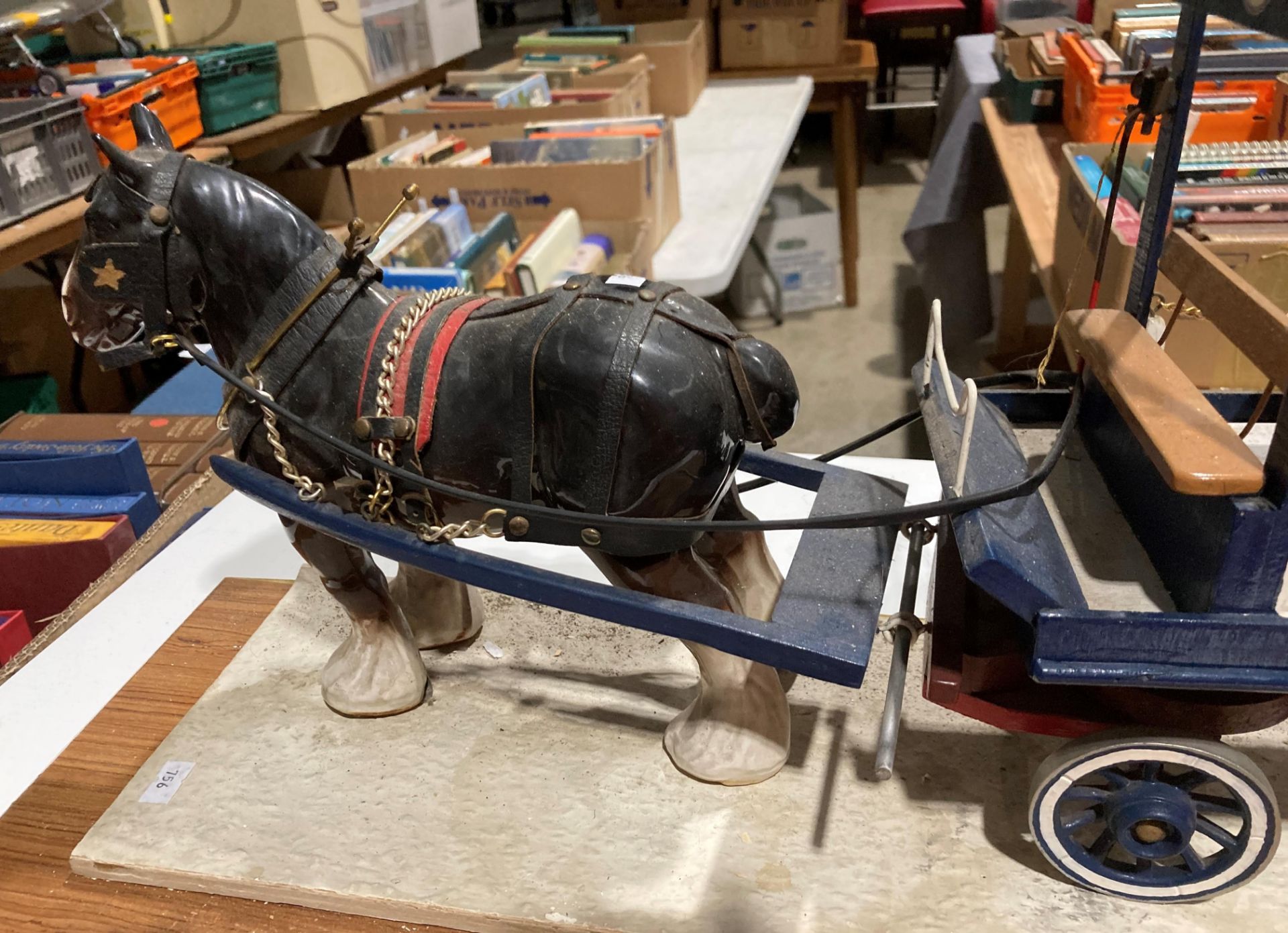 A wood scale model of a Joshua Tetley & Son Ltd dray cart being pulled by a pottery shire horse, - Bild 3 aus 3