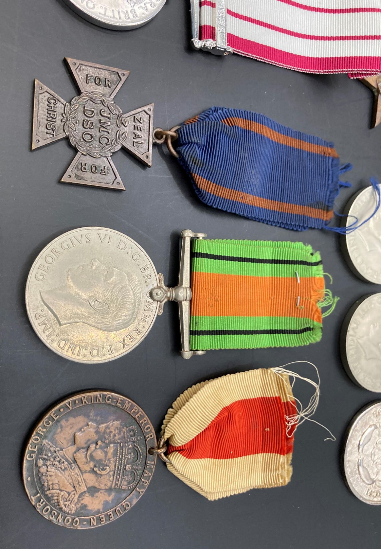 Six Second World War Medals - the 1939-1945 Star with ribbon, the Africa Star, two 1939-1945, - Bild 5 aus 8