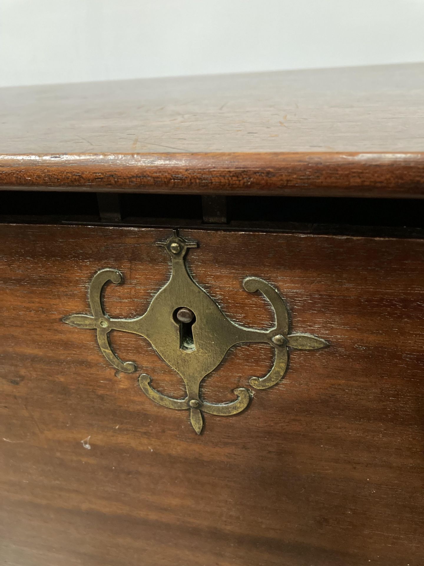 Mahogany lift-top storage chest with brass handles and brass key hole protector, - Image 3 of 4