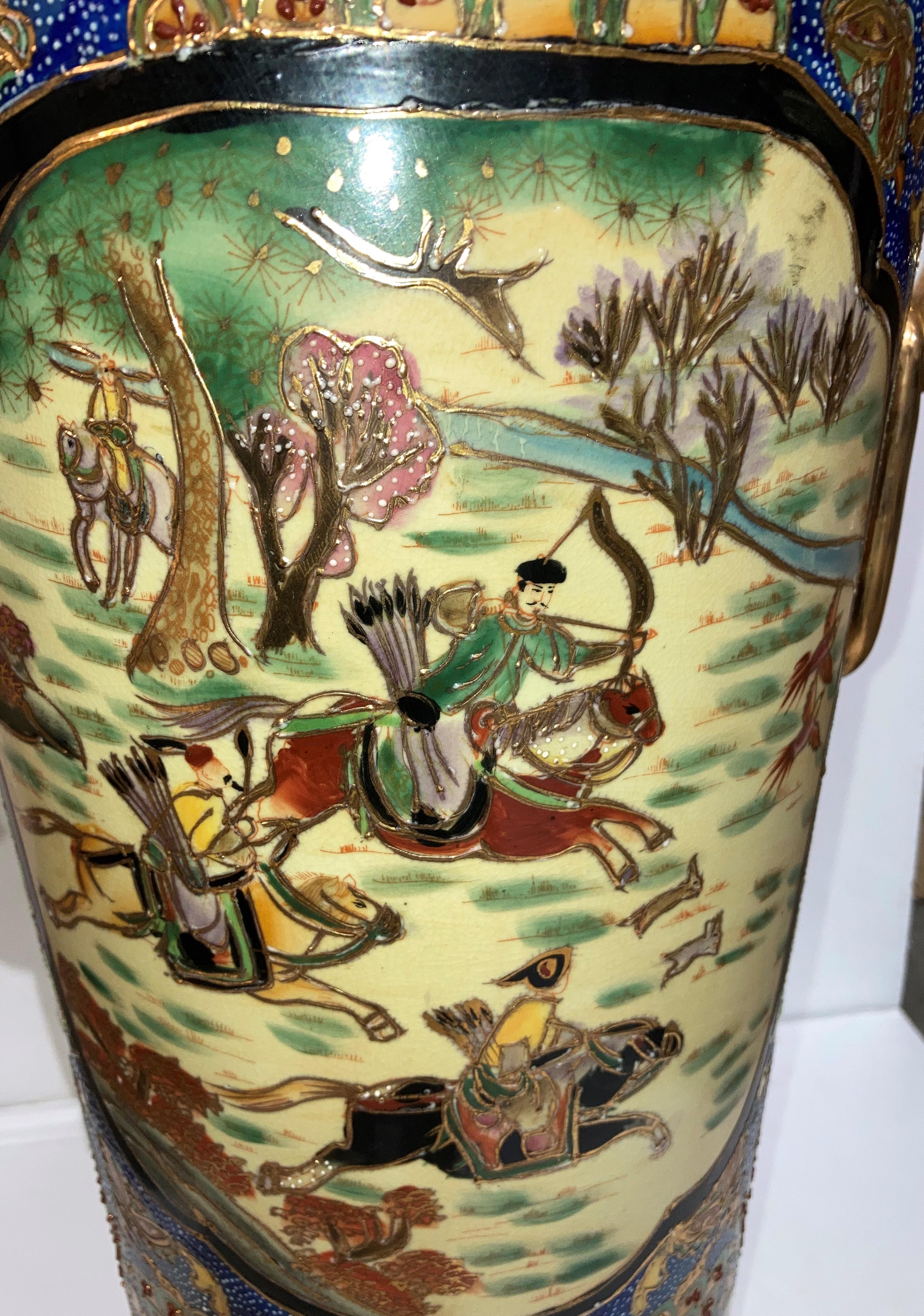 A large Oriental hand-painted Satsuma vase with hunting scene and gold-coloured lugs, - Bild 5 aus 5