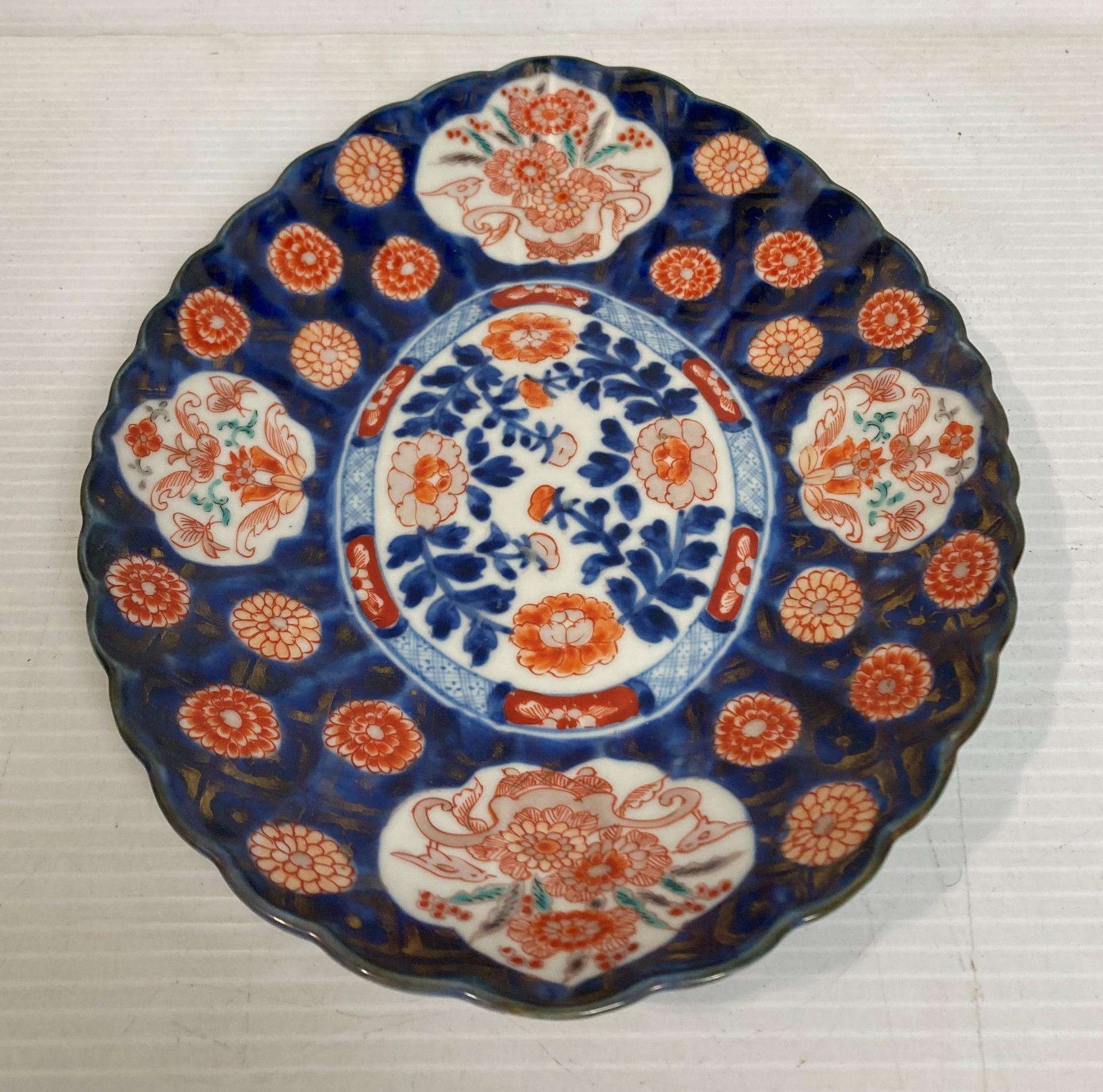 An Oriental hand-painted rice bowl in blue and white (chip to rim - 11cm diameter) and two assorted - Image 2 of 7
