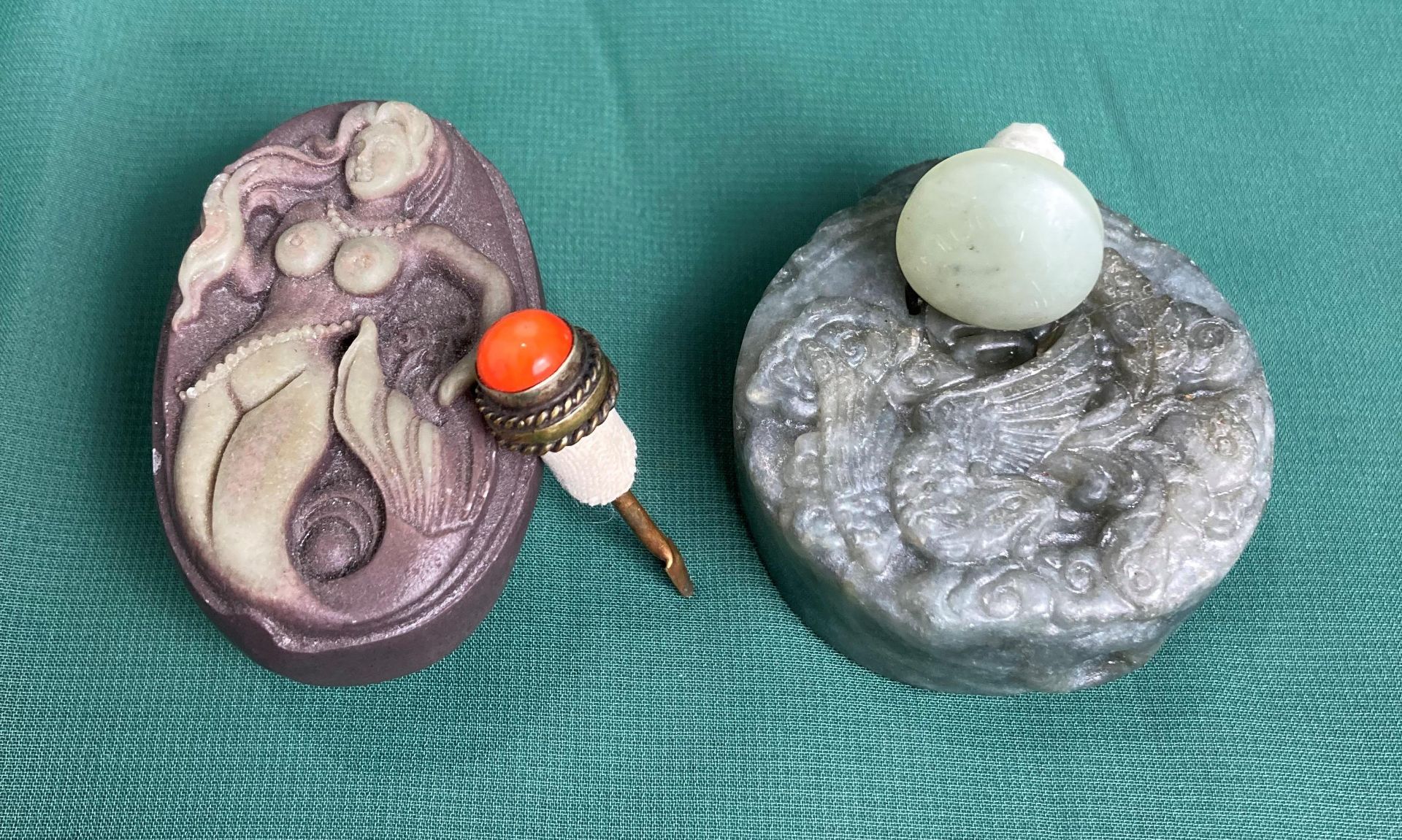 Two assorted jade/jadeite carved snuff bottle stoppers (only one spoon), 5.5cm and 6. - Image 5 of 7