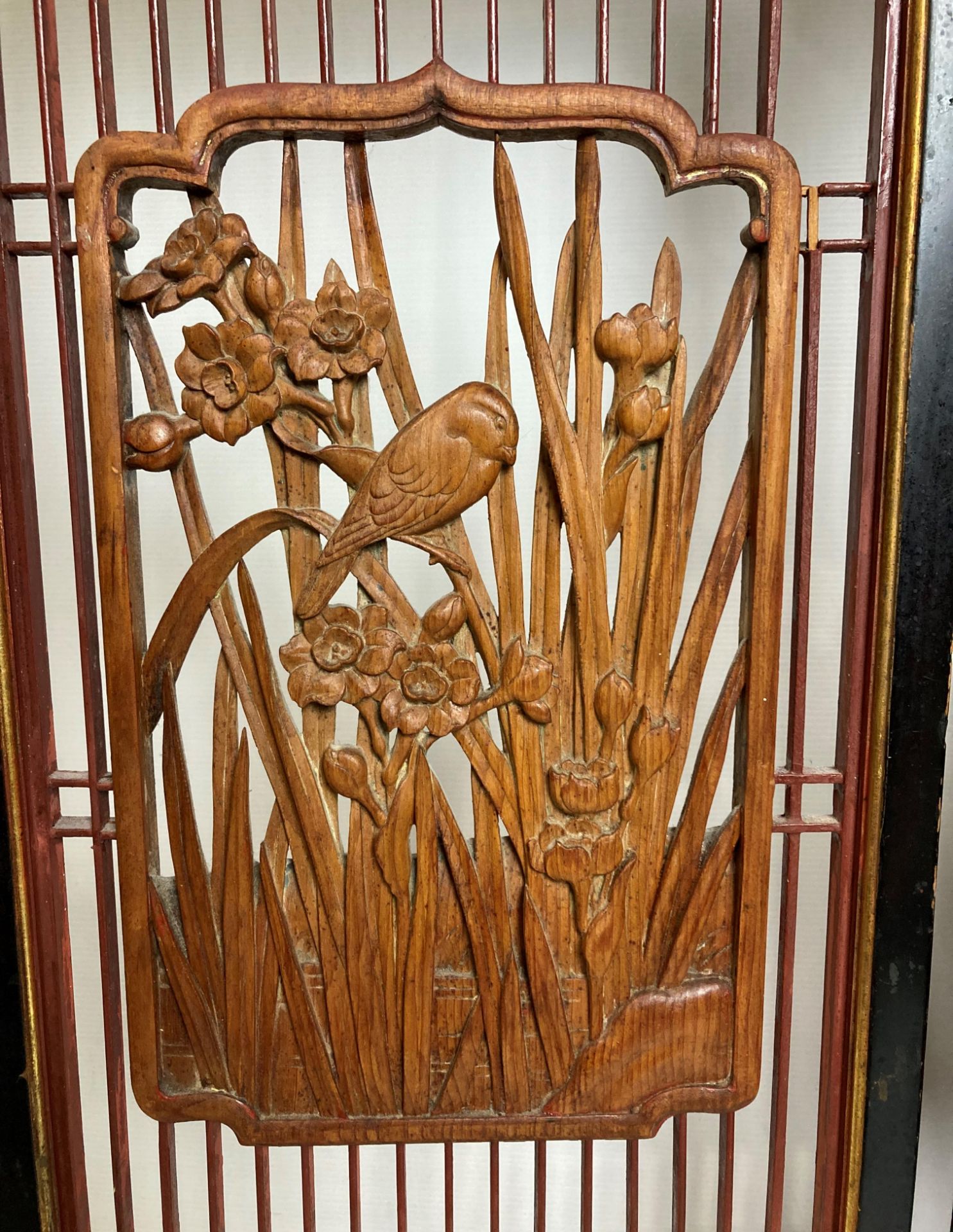 An Oriental wooden triple display screen with three hand-carved bird panels and etched detailed - Image 4 of 9