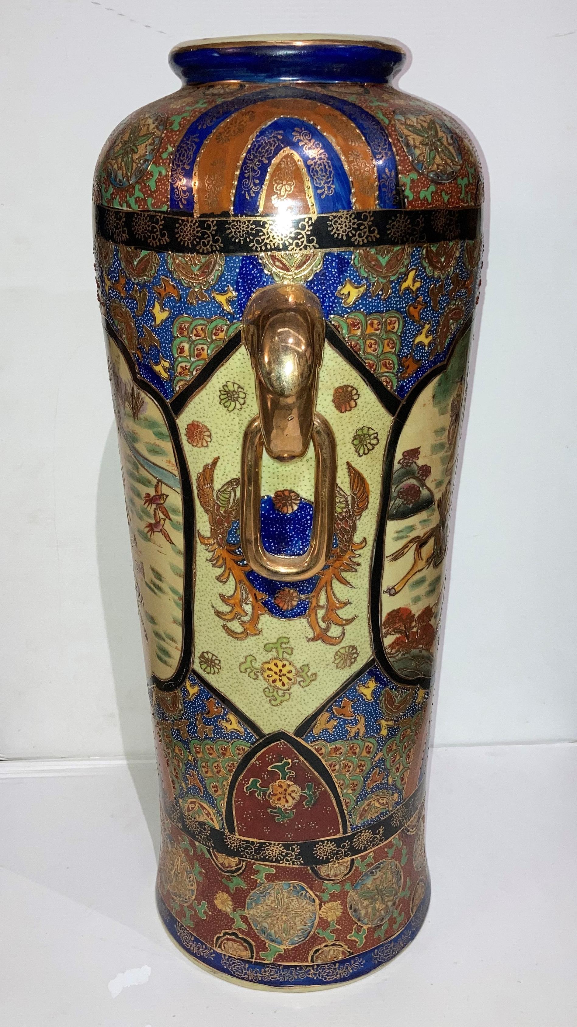 A large Oriental hand-painted Satsuma vase with hunting scene and gold-coloured lugs, - Bild 2 aus 5