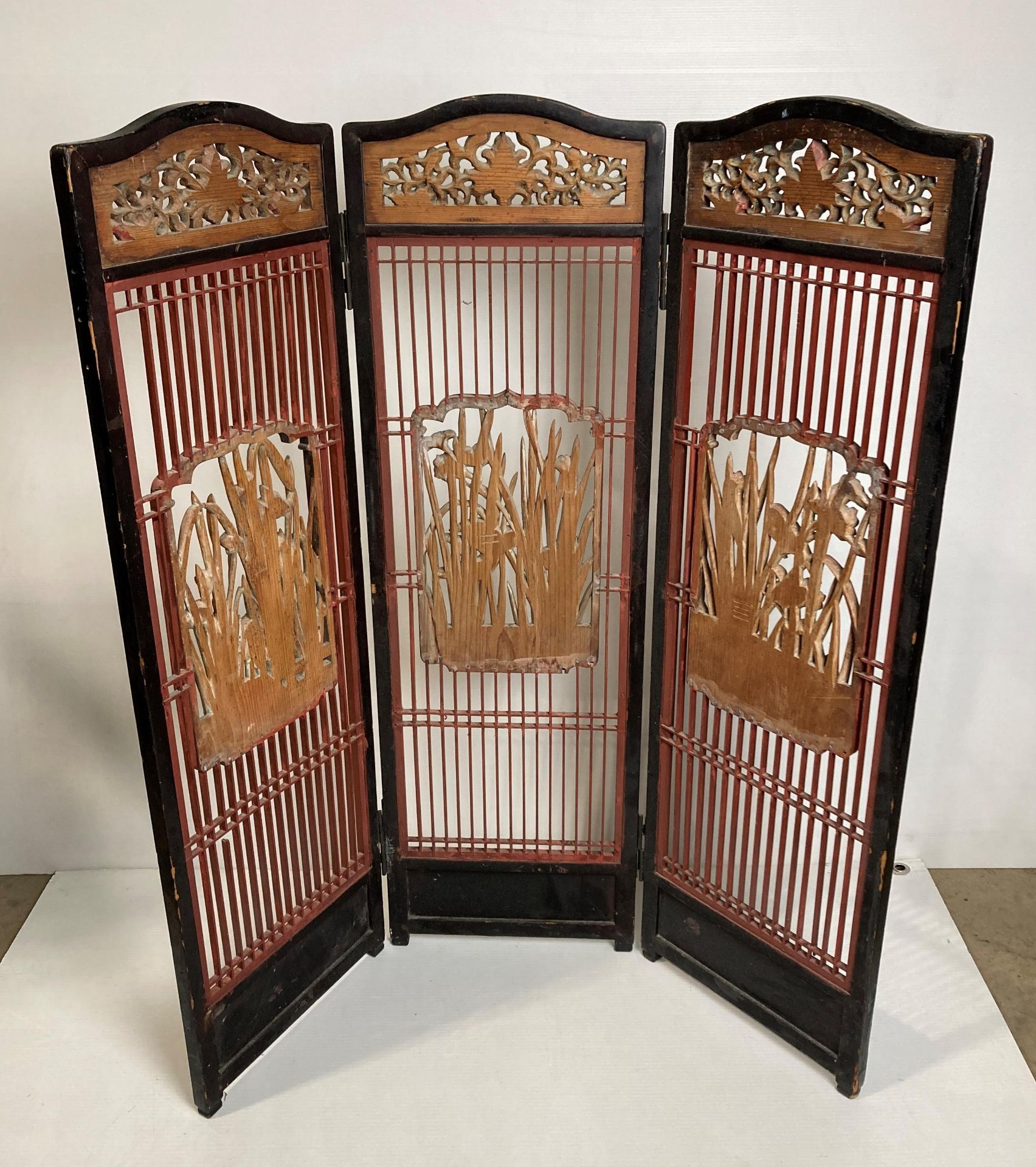 An Oriental wooden triple display screen with three hand-carved bird panels and etched detailed - Image 5 of 9