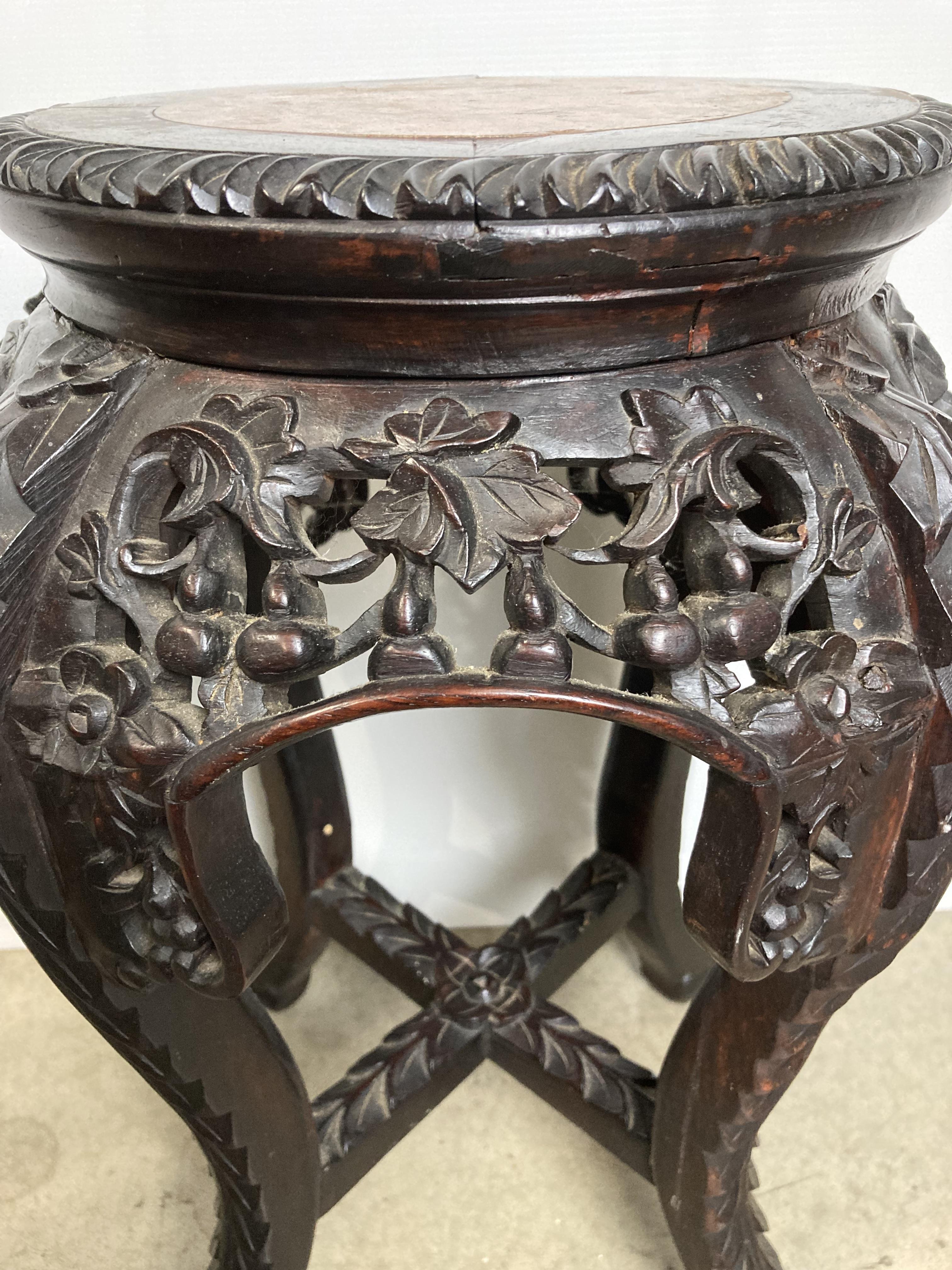 A small Oriental wooden hand-carved marble-topped plant stand/jardiniere with carved plants/flowers - Image 4 of 5