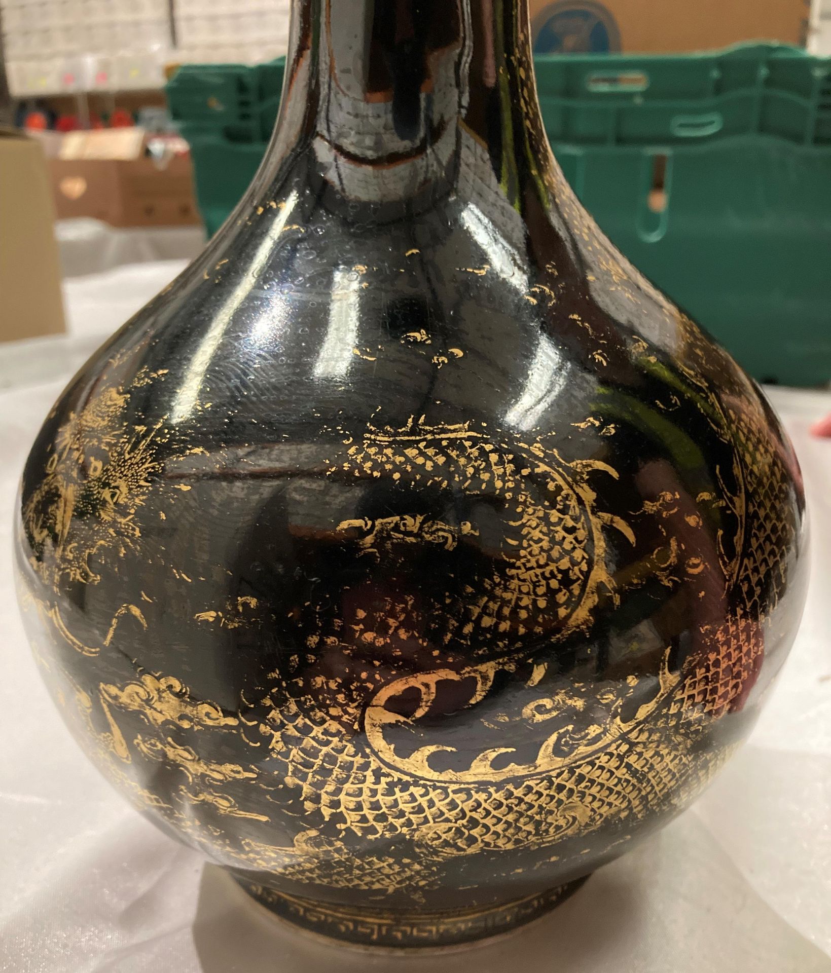 An early Kangxi black and gold dragon patterned vase with long neck and bud base with double circle - Image 6 of 11